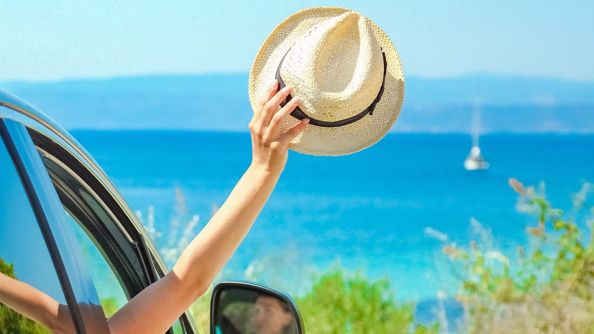Mit dem Auto das Urlaubsziel zu erkunden, ist bei vielen Urlauberinnen und Urlaubern beliebt. © KonstantinChristian/Shutterstock.com