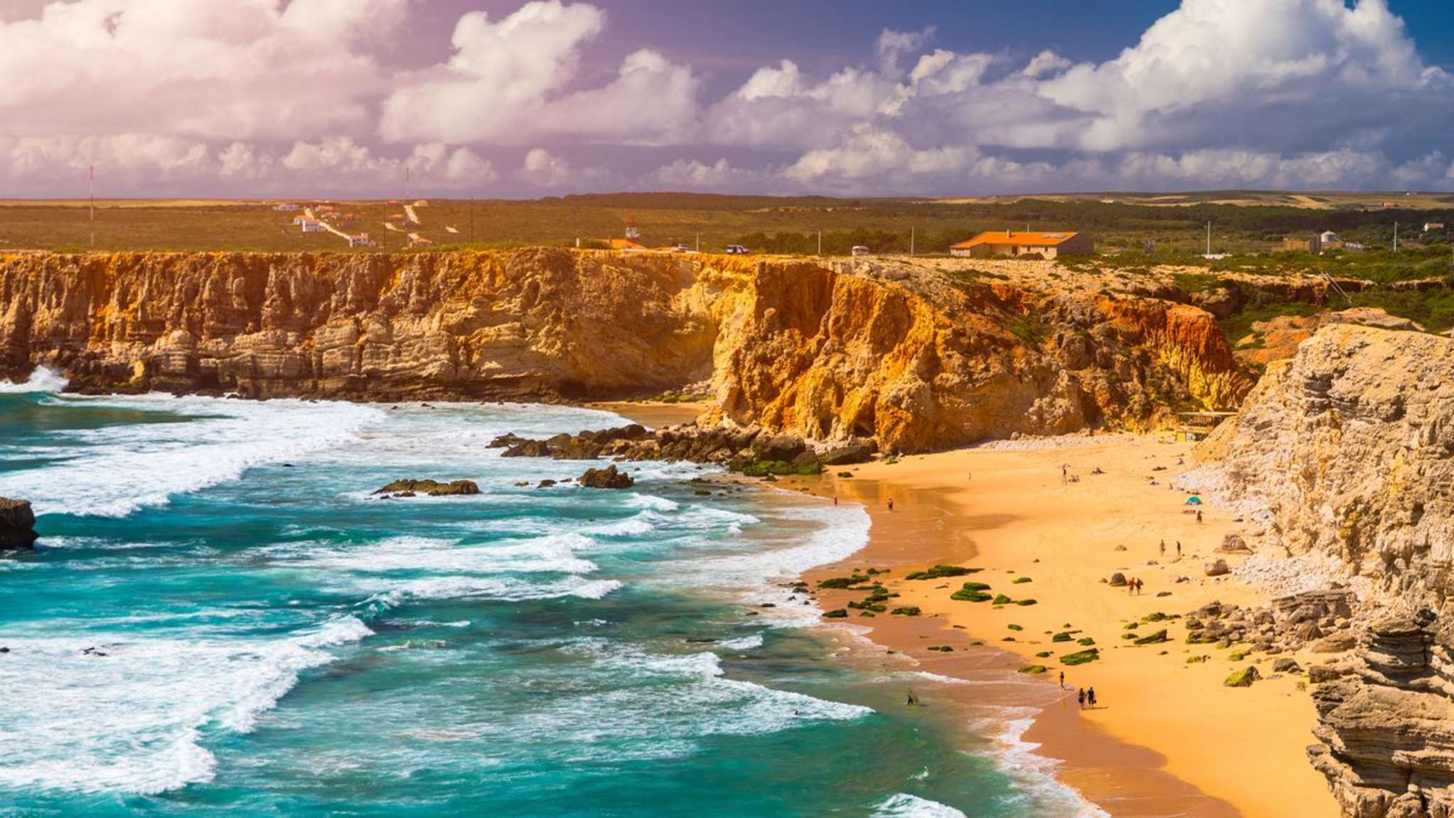 Ist Portugals südliche Atlantikküste Dein nächstes Reiseziel? © DaLiu/Shutterstock.com