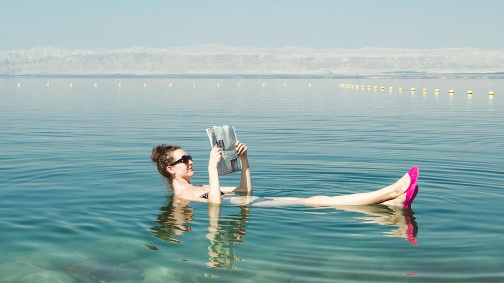 Viele träumen davon, einmal im Toten Meer zu schwimmen. © ra66/Shutterstock.com