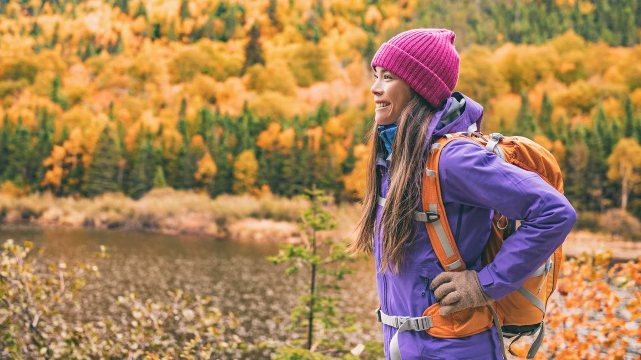 Warme Kleidung, Mütze und Handschuhe dürfen bei Wanderungen im Herbst nicht mehr im Rucksack fehlen. © 2017 Maridav/Shutterstock.com