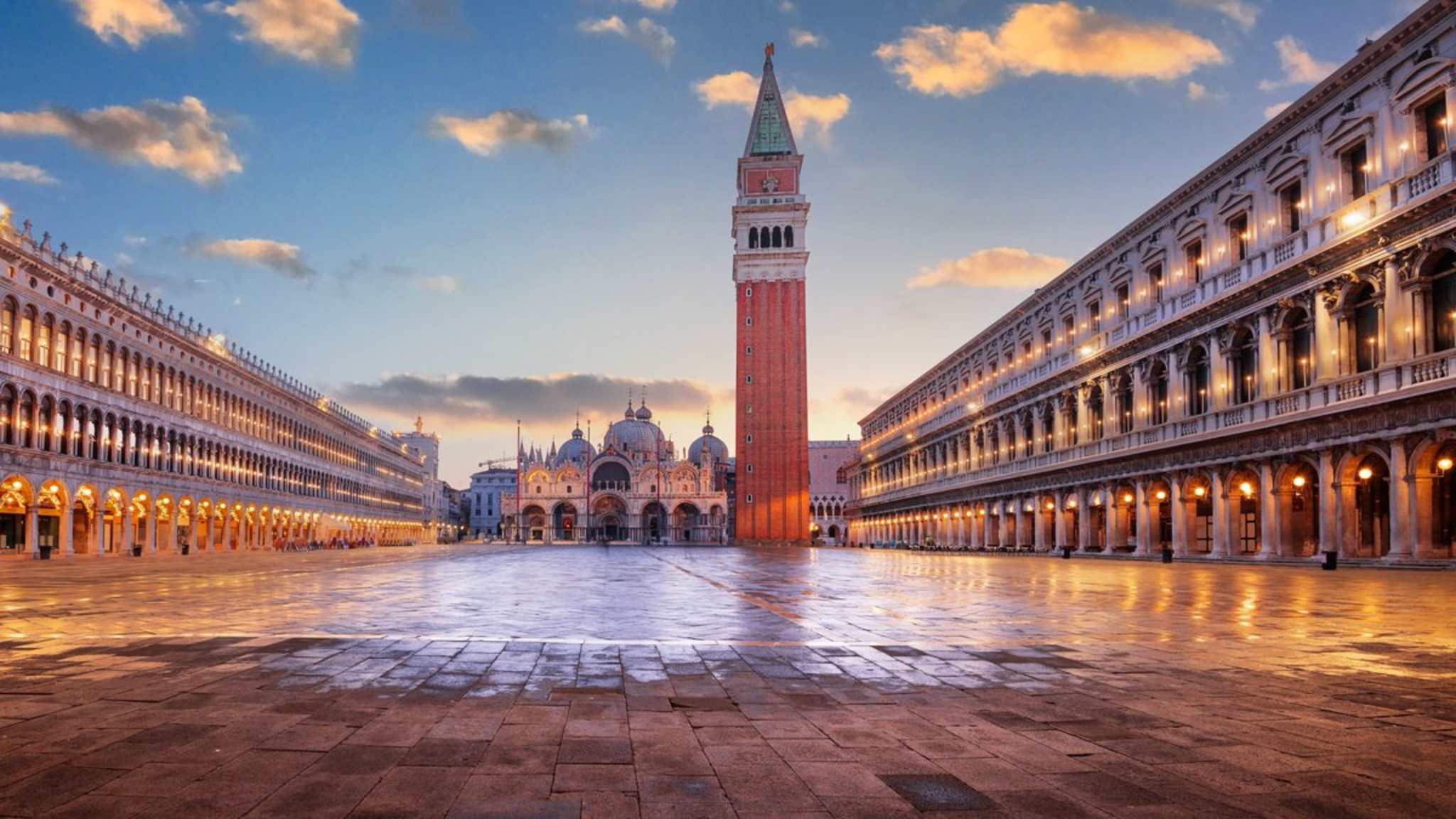 Der weltberühmte Markusplatz mit der Basilika und dem Glockenturm in Venedig. © Copyright (c) 2022 Sean Pavone/Shutterstock