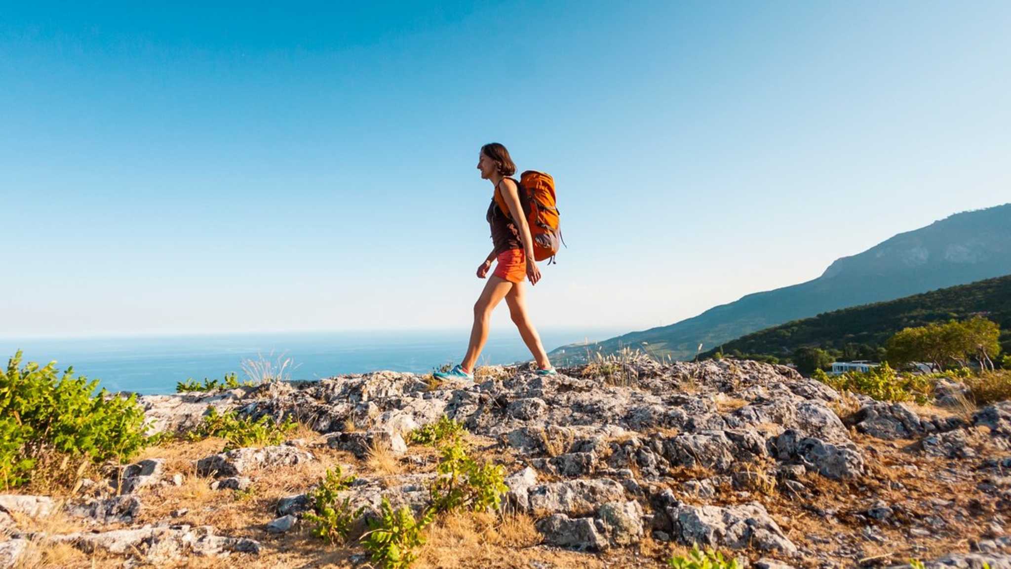 Beim Wandern im Sommer kann die Hitze eine entscheidende Rolle spielen. © zhukovvvlad/Shutterstock.com