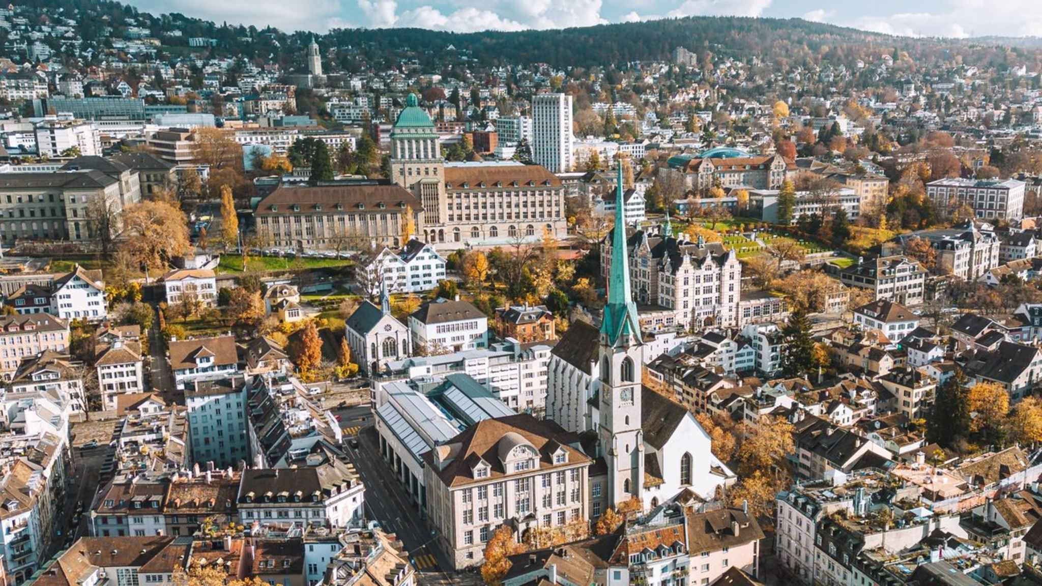 In Zürich reihen sich die unterschiedlichsten Baustile aneinander. © Monika Klenowska/Shutterstock.com