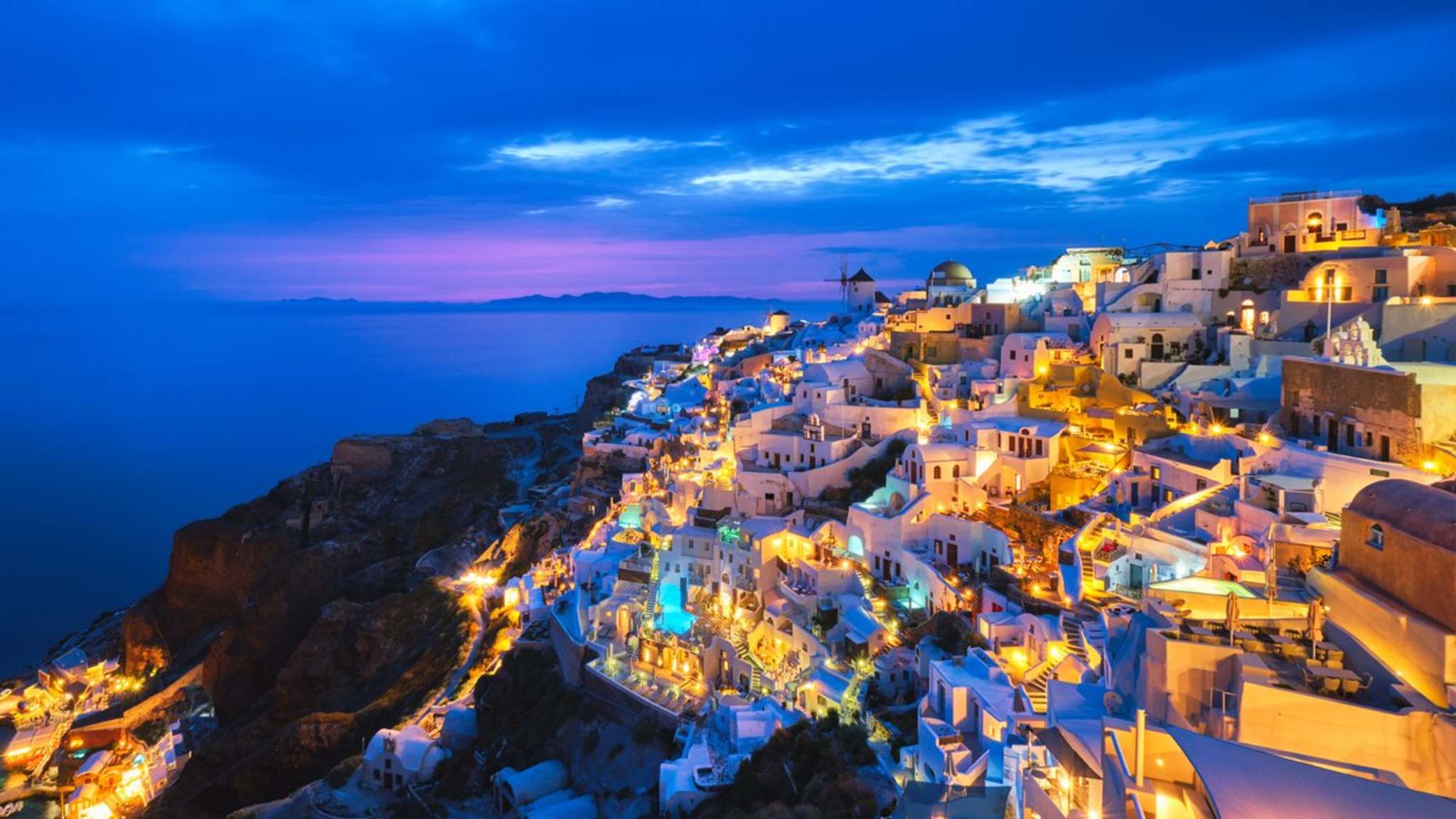 Bei Nacht wird Santorini zu einem Augenschmauß. © ddp/Dmitry Rukhlenko