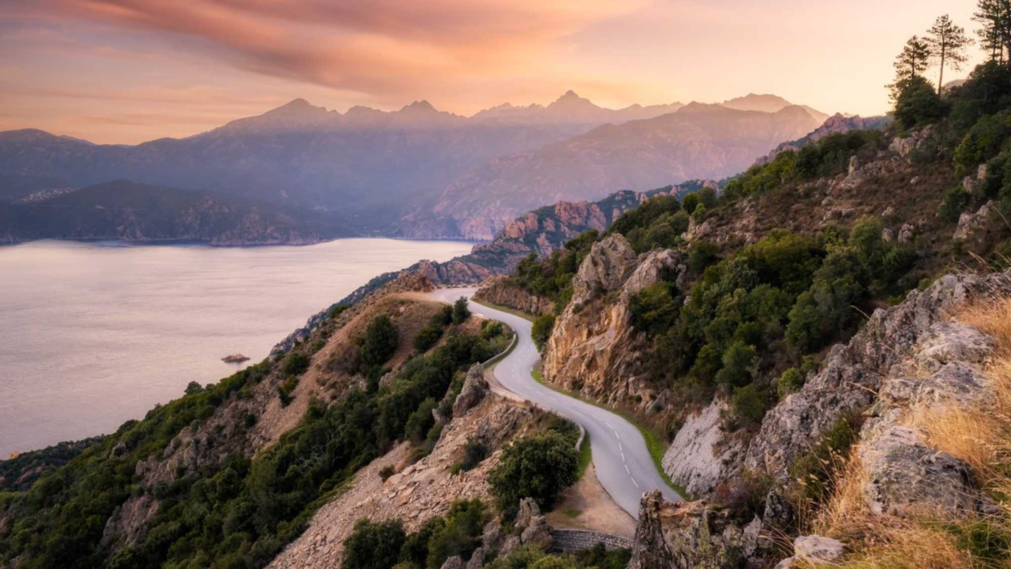 Auf Korsika findest Du malerische Landschaften. © Jon Ingall/Shutterstock.com