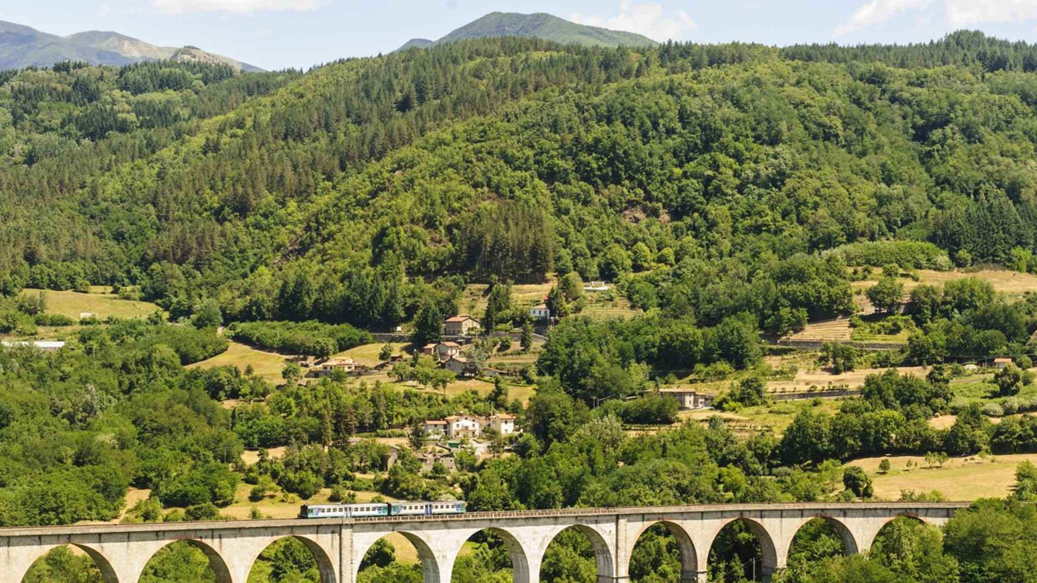Auch per Bahn lässt sich die italienische Landschaft erkunden. © Claudio Giovanni Colombo/Shutterstock.com