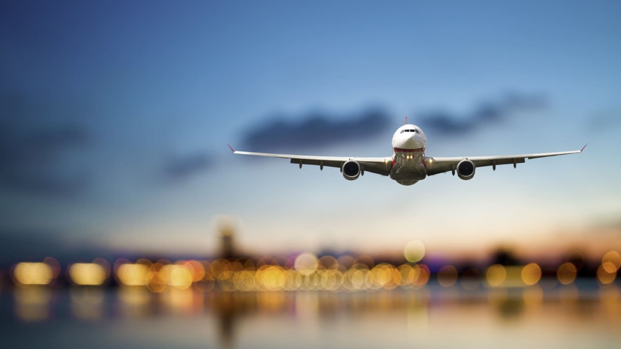 Wer mit dem Flugzeug an einem Freitag abhebt, hat derzeit die besten Chancen zu sparen. © PhotonCatcher/Shutterstock.com