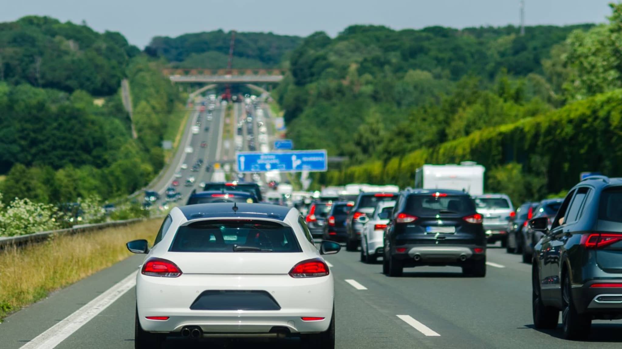 Über Pfingsten drohen auf zahlreichen Autobahnen erhebliche Verkehrsbehinderungen und lange Staus. © Cars and Travels/Shutterstock.com