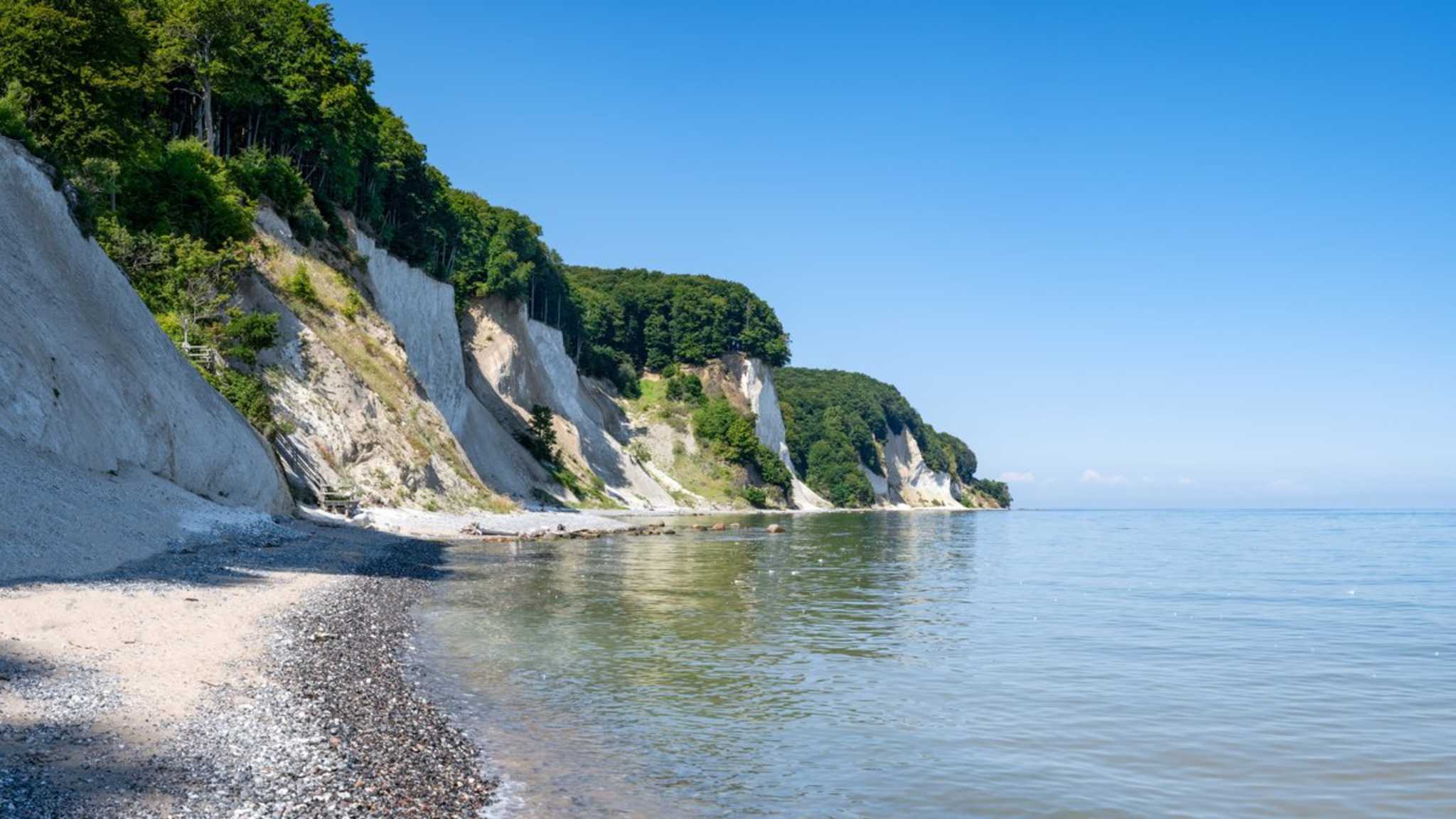 Die künstliche Insel Ostervilm vor Rügens Küste fungierte zu DDR-Zeiten als Entmagnetisierungsstation. Mittlerweile verfallen, gilt das Eiland als außergewöhnlicher Lost Place im Greifswalder Bodden. © mapman/Shutterstock.com