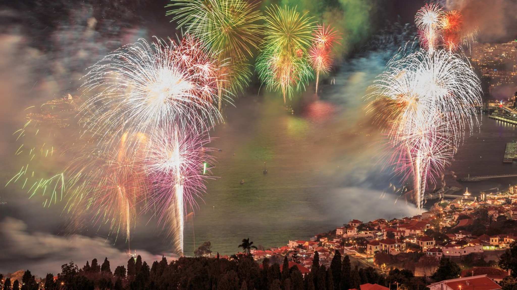 In der Silvesternacht wird der Himmel über Madeira leuchtend bunt. © jmanuelg/Shutterstock.com