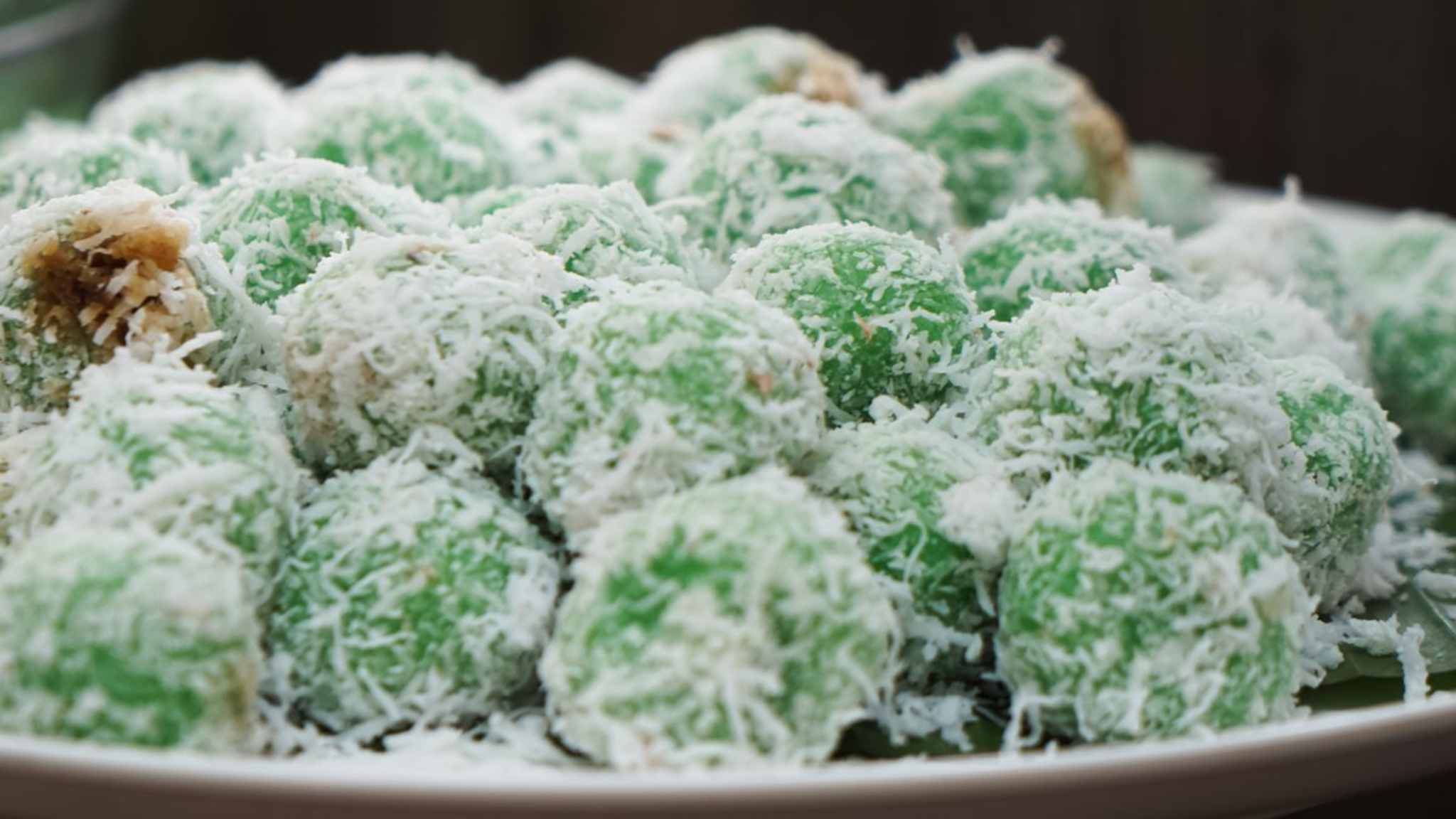 Klepon ist eine süße Köstlichkeit aus Indonesien. © istock/Rozita Turut / iStock via Getty Images