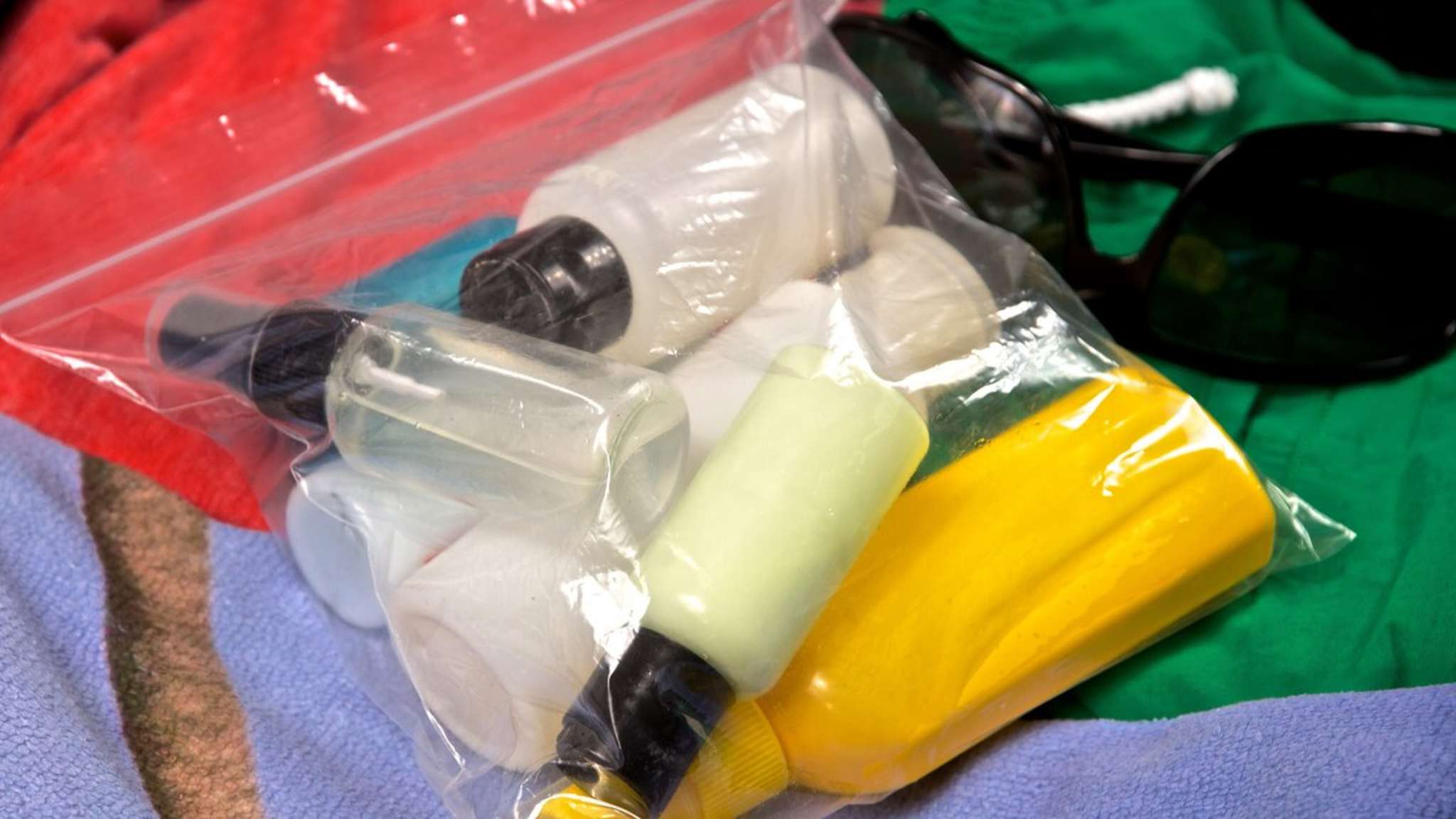 Flüssigkeiten im Handgepäck müssen in der EU ordnungsgemäß verpackt sein, damit Du an Bord darfst. © iStock via Getty/GarethPriceGFX