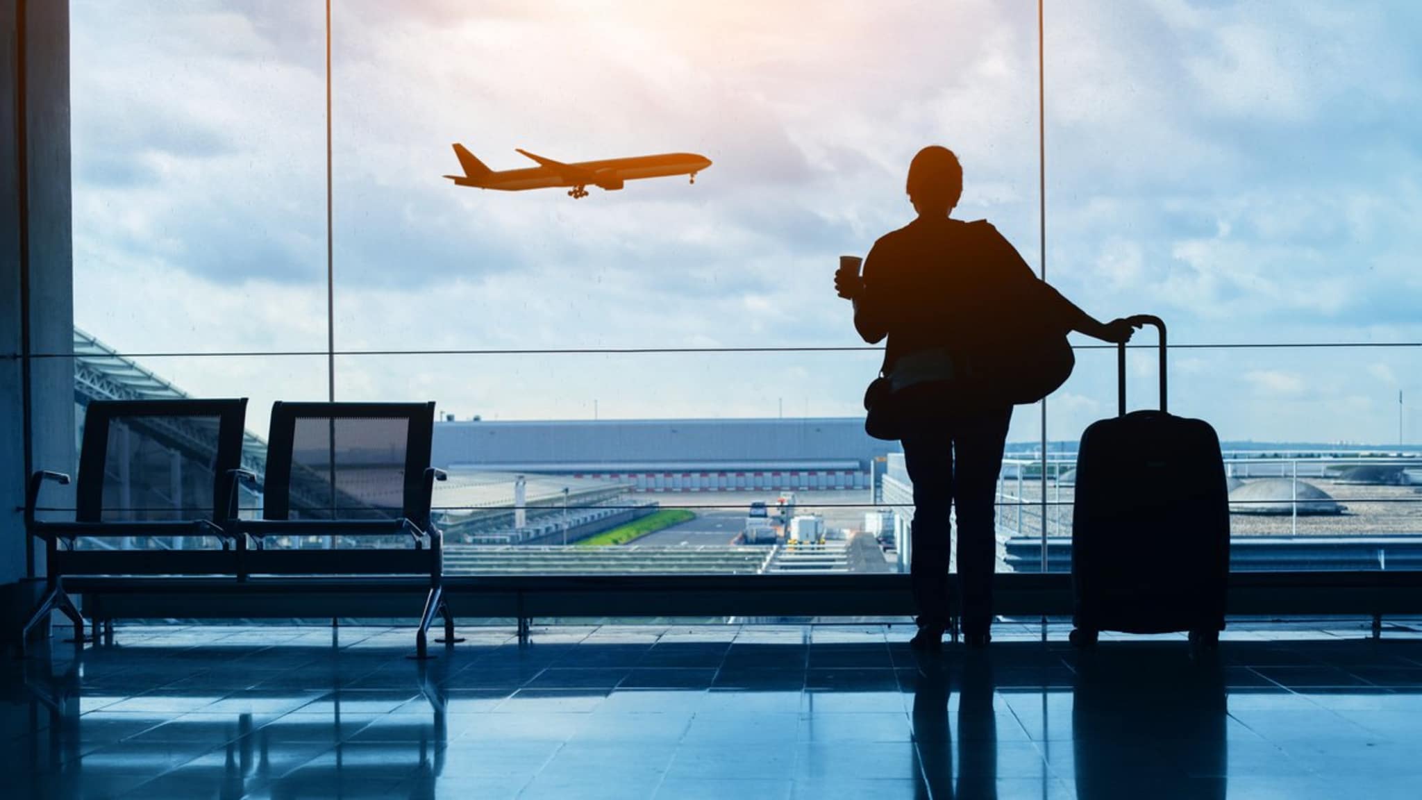 Das Umsteigen am Flughafen muss nicht immer stressig sein. © iStock via Getty/anyaberkut