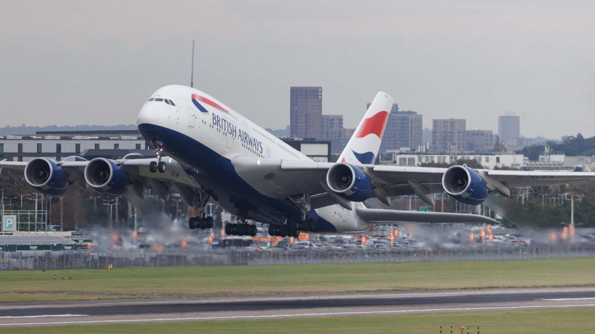 Auch Fluggesellschaften haben ein Mitspracherecht, ob sie Dich ohne Reisepass transportieren. © imago/Kevin Hackert