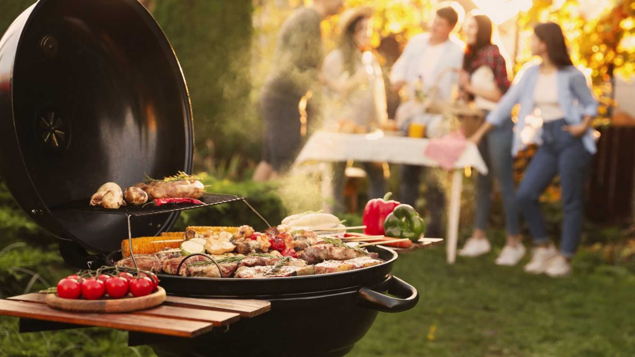 Weltweit gibt es die unterschiedlichsten Grilltraditionen, wir stellen Dir einige von ihnen vor. © New Africa/Shutterstock.com