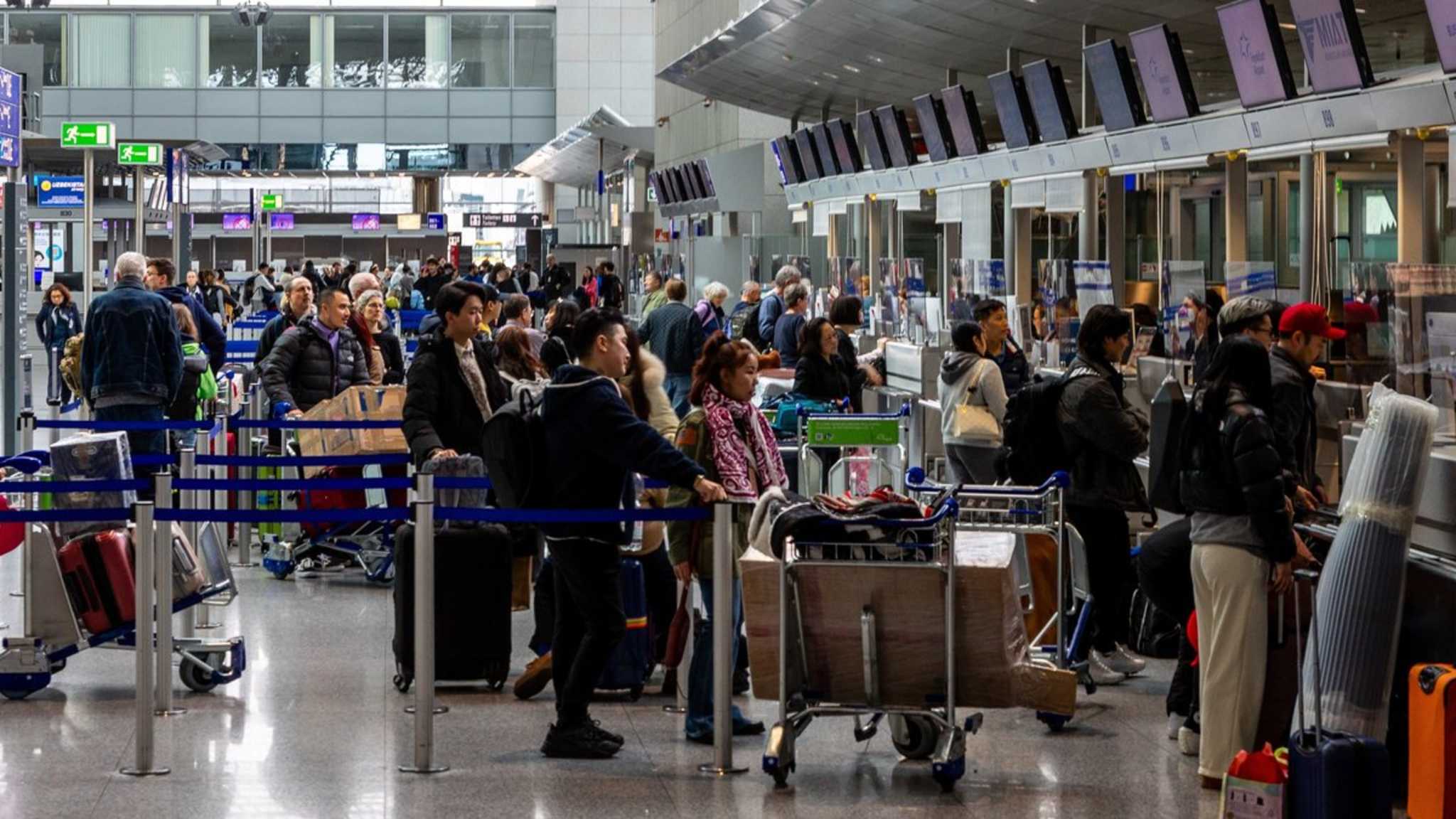 In Flughafen-Schlangen können die Nerven schnell blank liegen. © Jokue-photography/Shutterstock.com