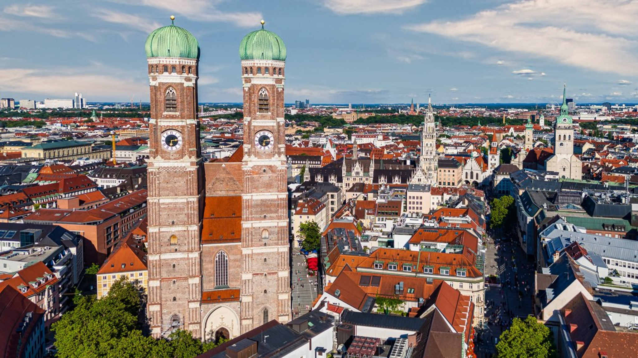 Die Frauenkirche thront über Münchens Innenstadt. © imago/Christian Offenberg