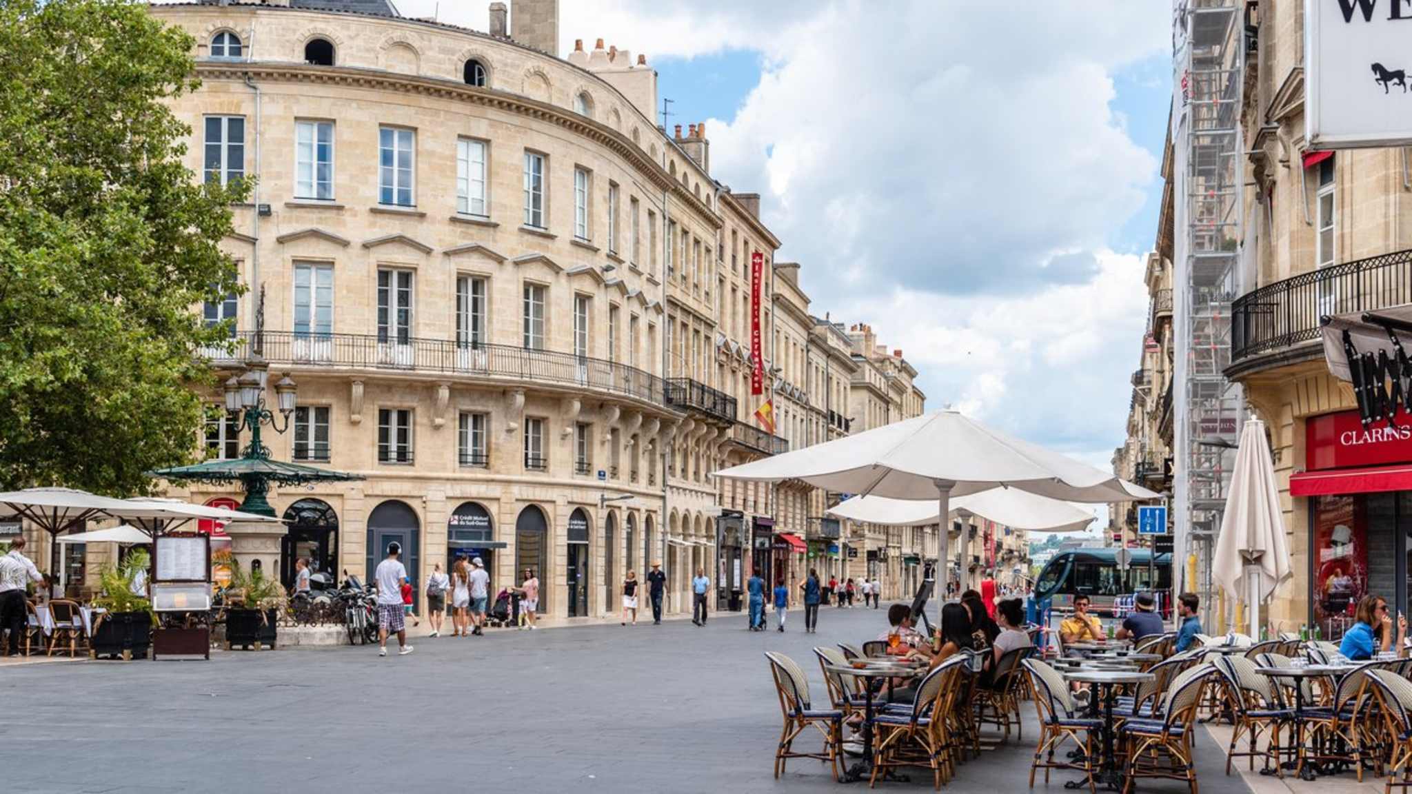 In typischen Bars und Cafés herrschen Ausnahmen vom Rauchverbot. © iStock/JJFarquitectos