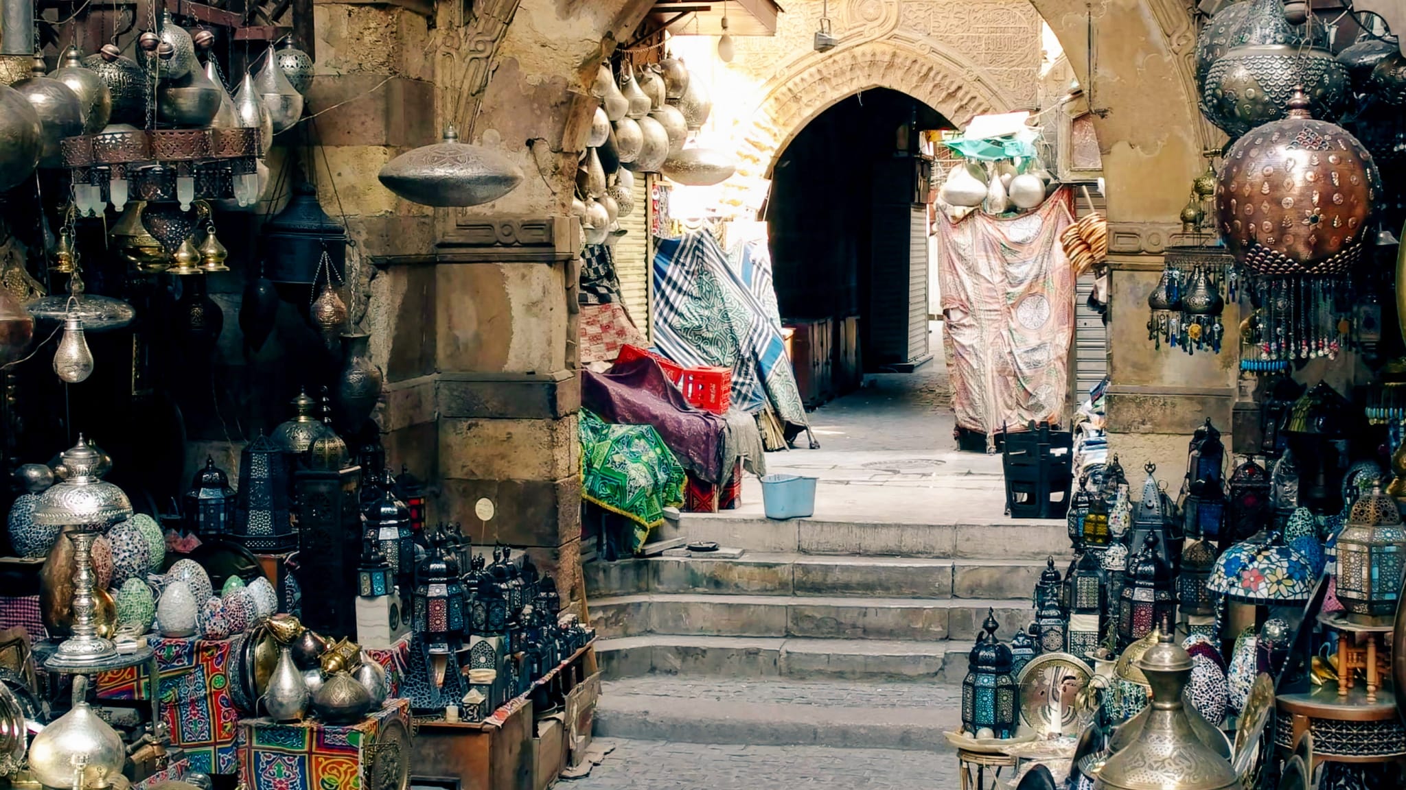 Stände auf dem Khan El-Khalili Markt in Kairo, Ägypten