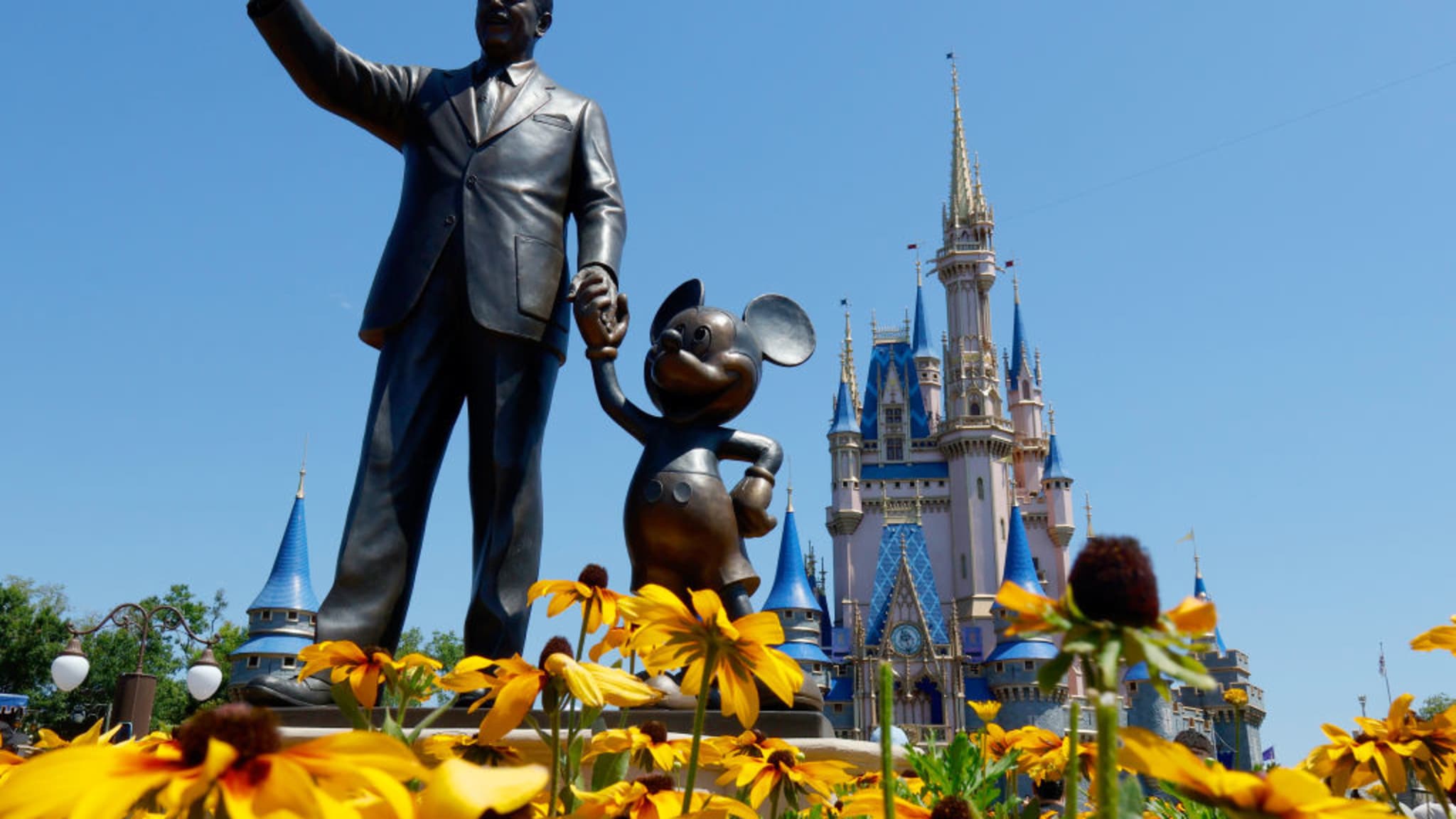 Statue von Walt Disney und Mickey Mouse in Disney World, Orlando, Florida, USA.