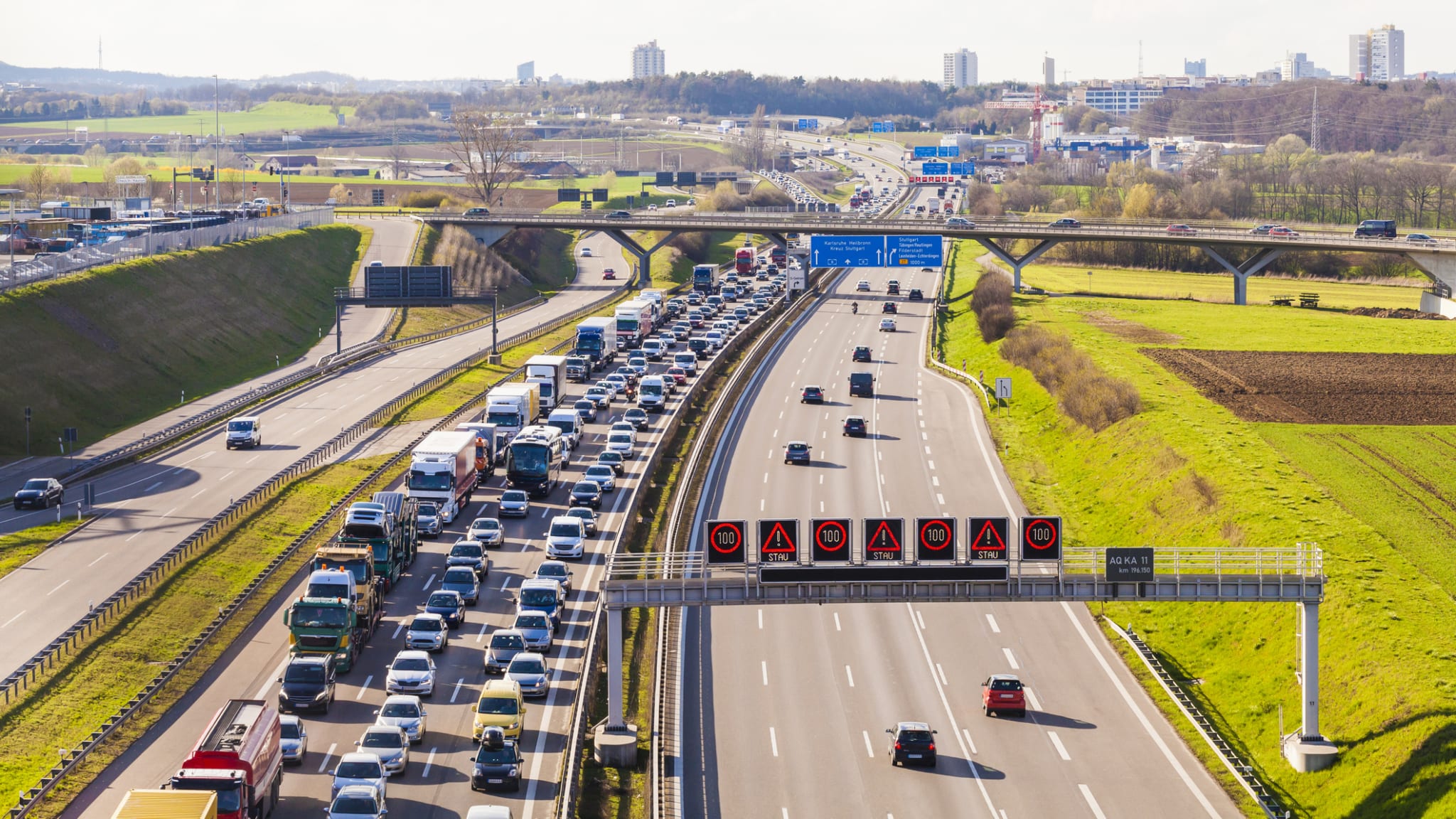Stau auf der A8 bei Stuttgart, Deutschland. © Westend61/Westend61 via Getty Images