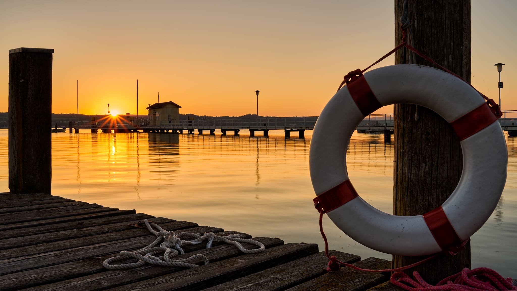 Ein Steg mit Rettungsring