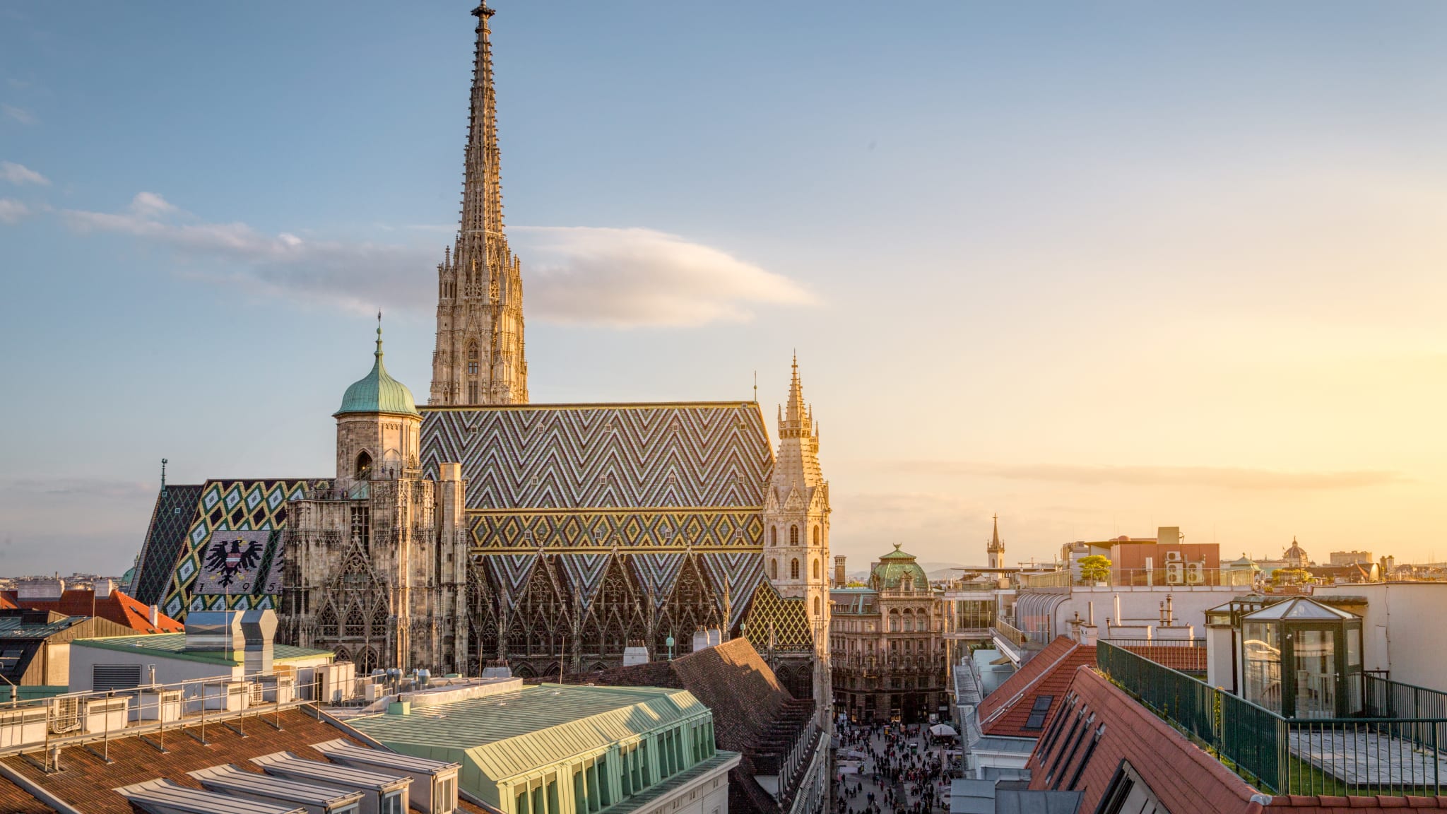 Blick auf eine Kirche in der Mitte einer Stadt vor blauem Himmel