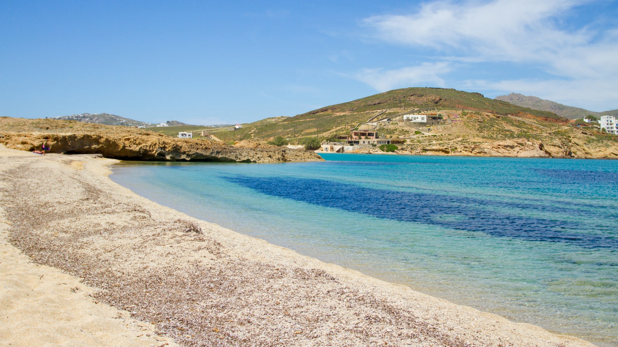 Strand auf der Insel Mykonos, Griechenland © Apostoli Rossella/Moment Open via Getty Images