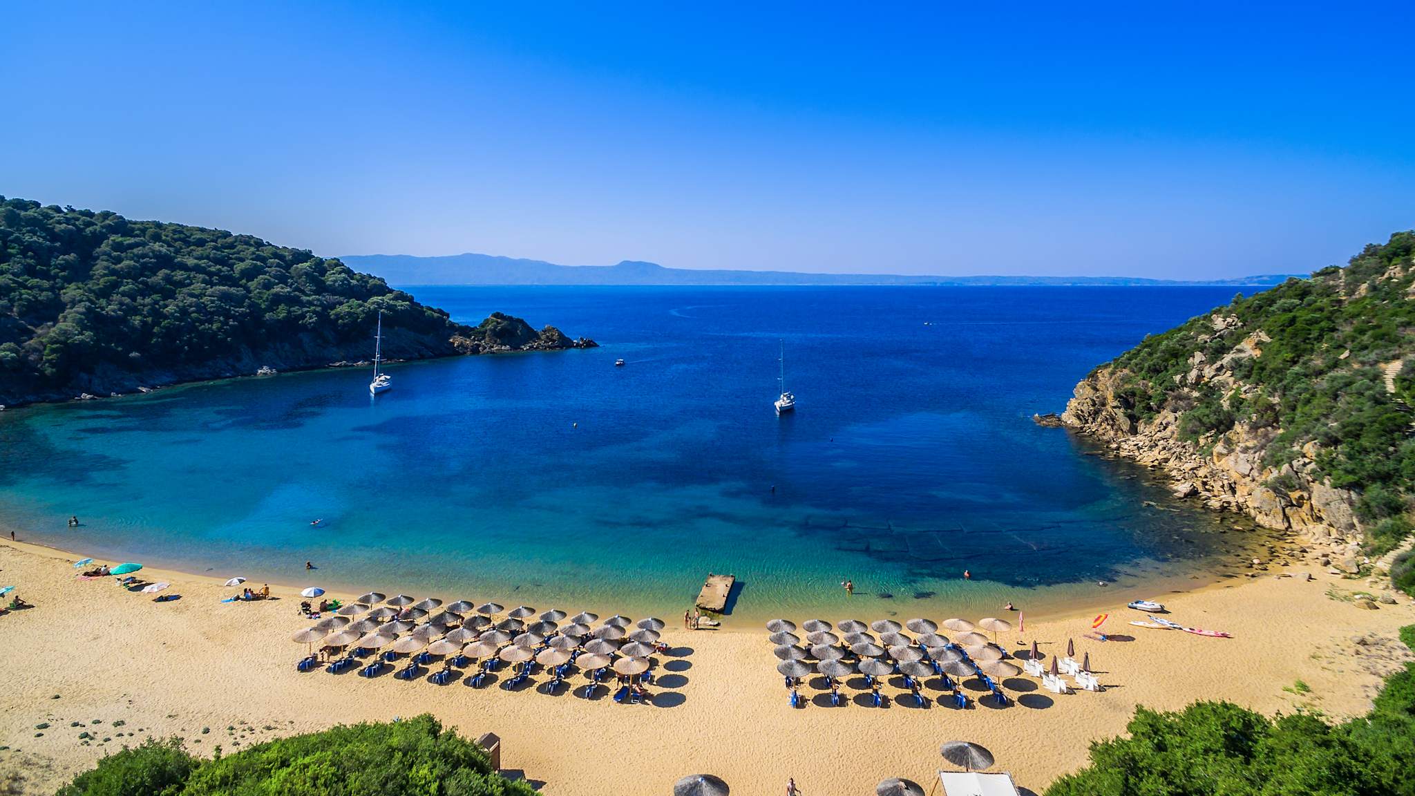 Karagatsia Beach auf Ammouliani begeistert mit türkisblauem Wasser © Halkidiki Tourism Organization