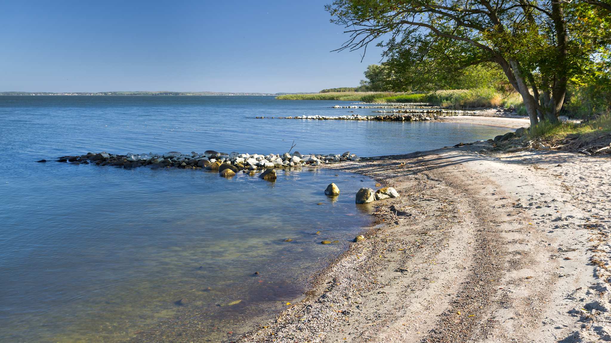 Blick auf eine Bucht mit kleinen, halbmondförmigen Stränden.