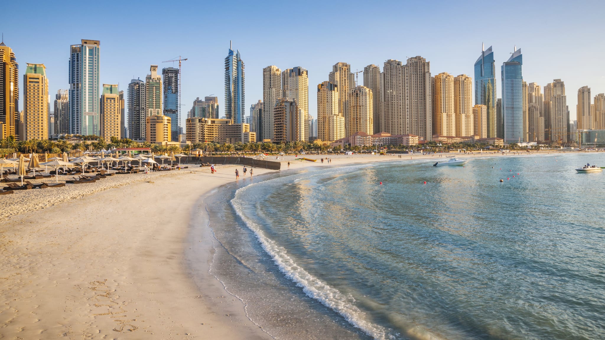 Strand mit Skyline im Hintergrund in Dubai, Vereinigte Arabische Emirate © Marcutti/Moment via Getty Images