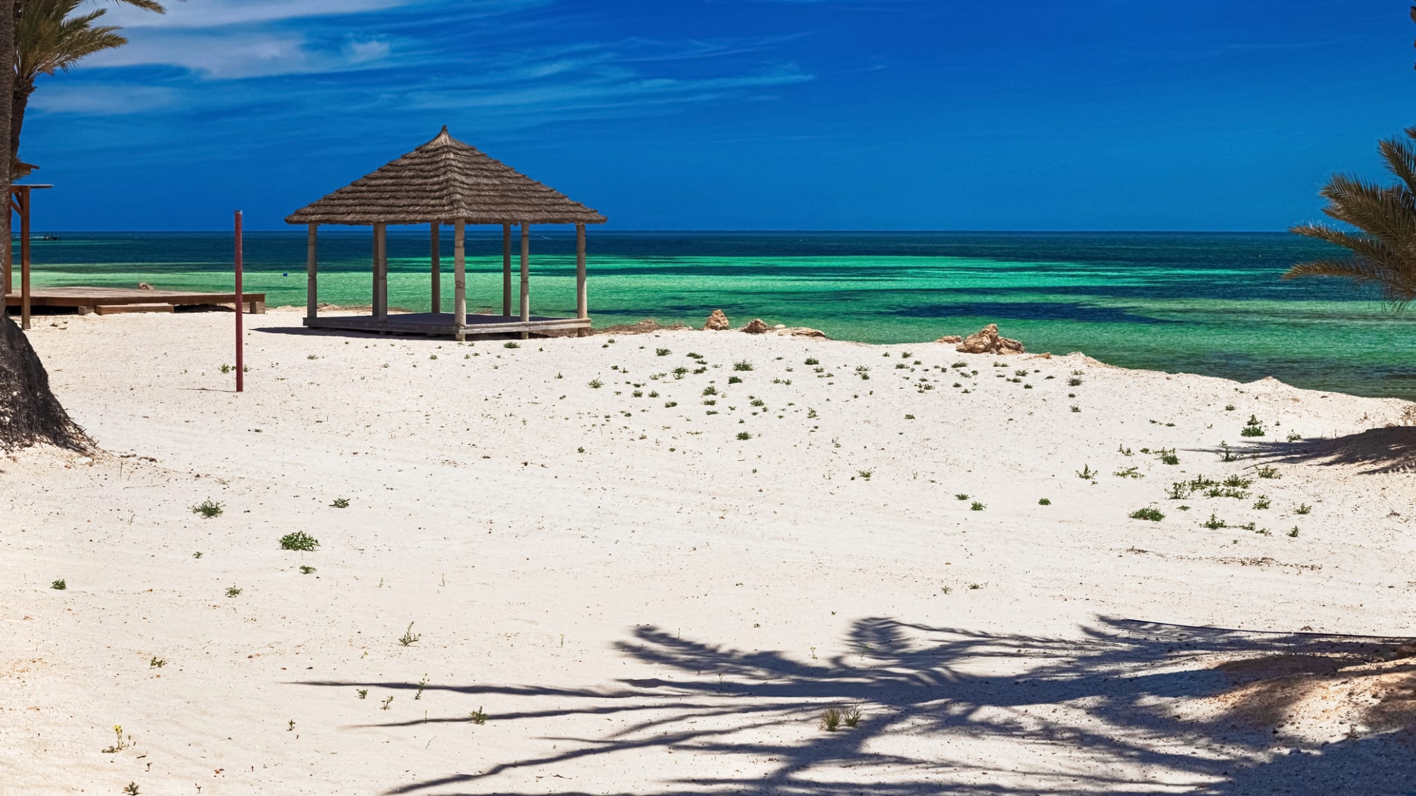 Strand mit weißem Sand auf der Insel Djerba, Tunesien