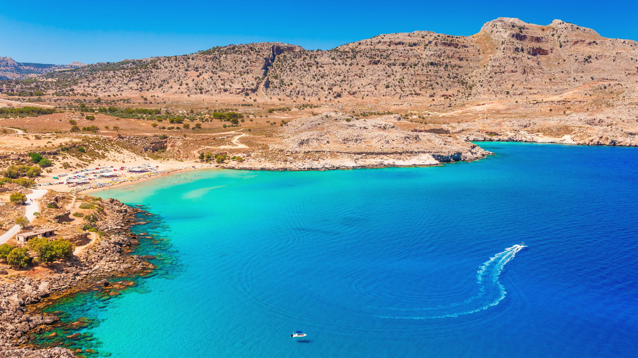 Strand und Felsenküste auf Rhodos, Griechenland.