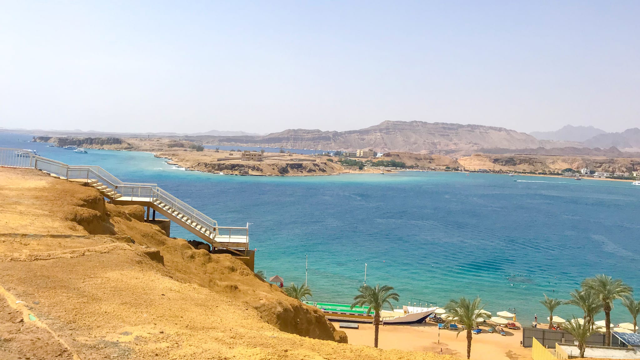 Strand und Wasser in Sharm El-Sheikh, Ägypten.