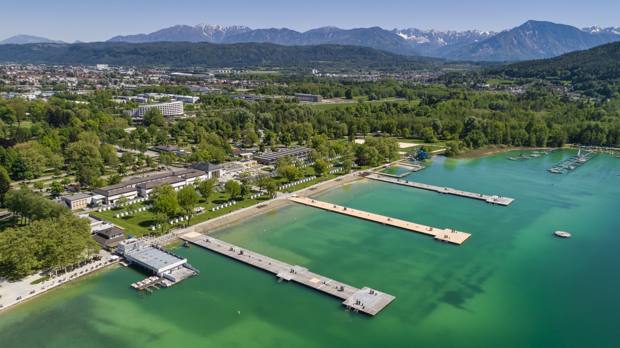 Blick auf das Strandbad Klagenfurt am Wörthersee, Kärnten, Österreich
