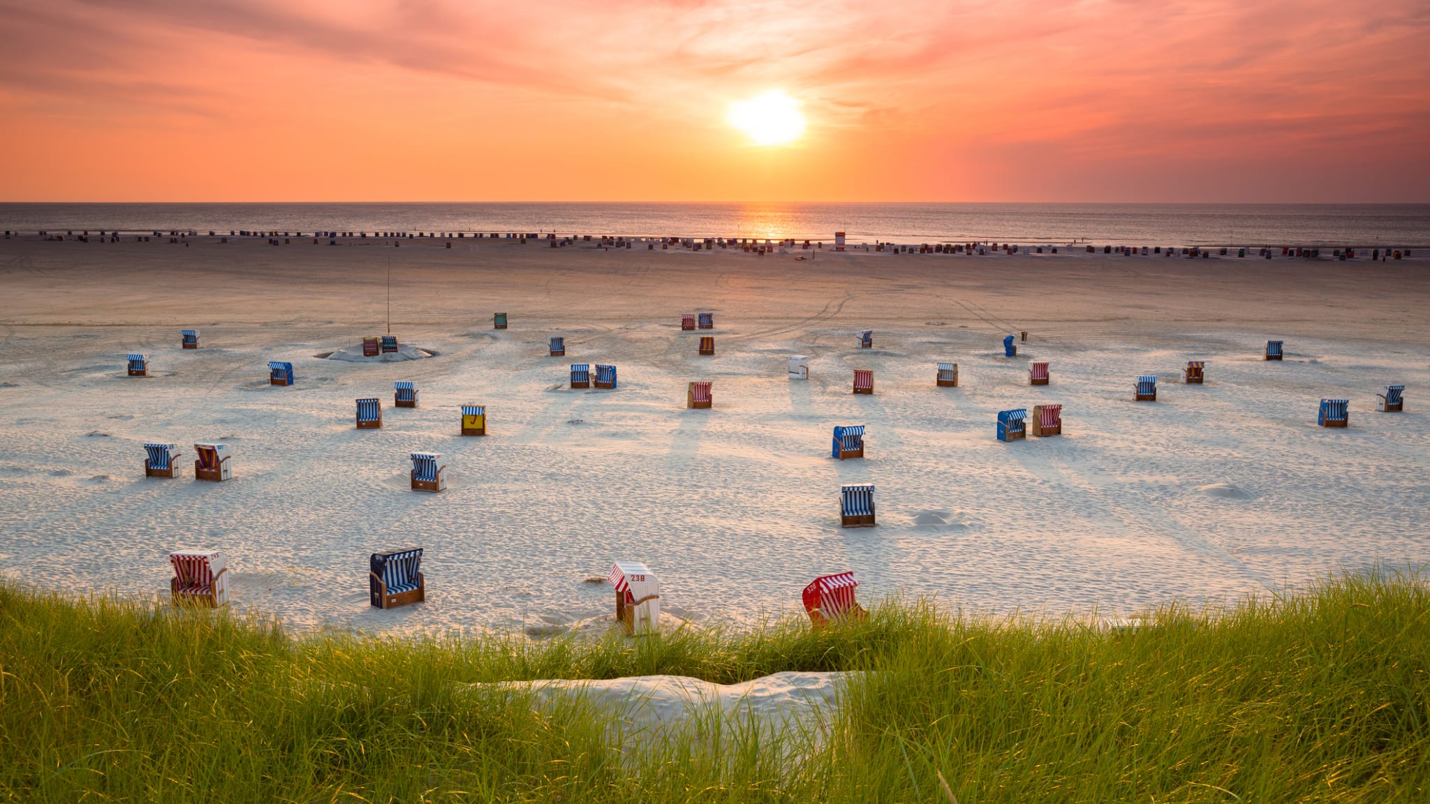 Strandkörbe am Strand von Amrum, Schleswig-Holstein, Deutschland © mh-fotos/E+ via Getty Images