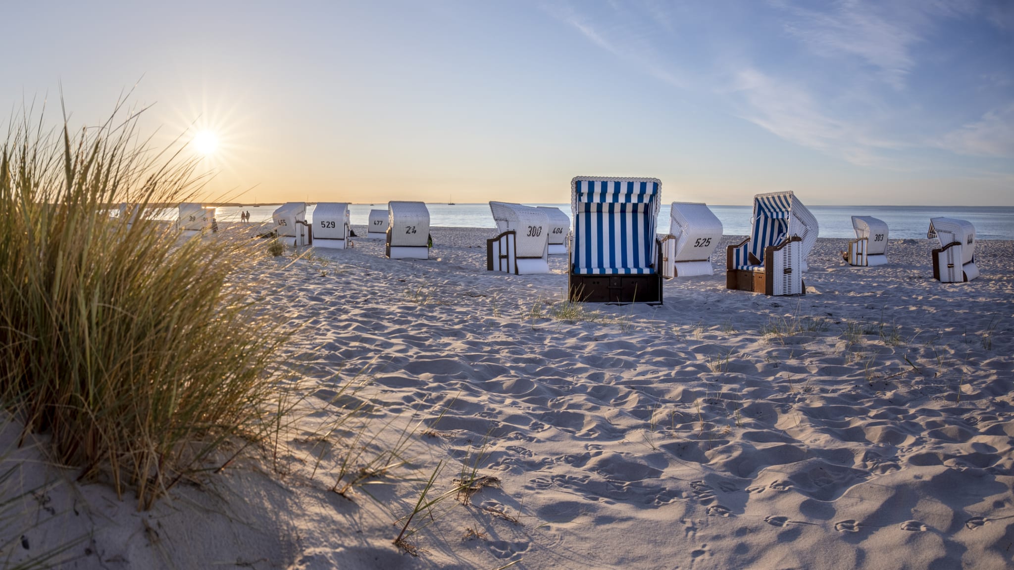 Strandkörbe an einem Strand bei Prerow, Mecklenburg-Vorpommern, Deutschland. © tane-mahuta/iStock / Getty Images Plus via Getty Images