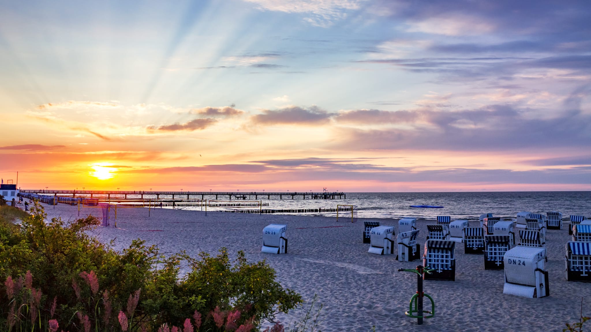 Strandkörbe im Sonnenuntergang in Kühlungsborn, Mecklenburg-Vorpommern, Deutschland. © Westend61/Westend61 via Getty Images