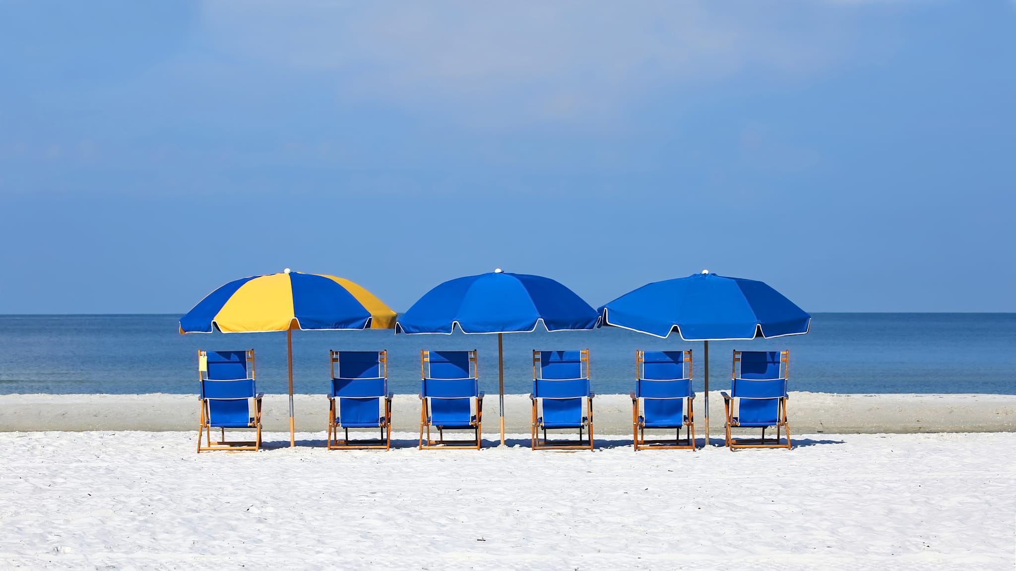 Strandliegen und Sonnenschirme am Strand © shutterstock_688212796