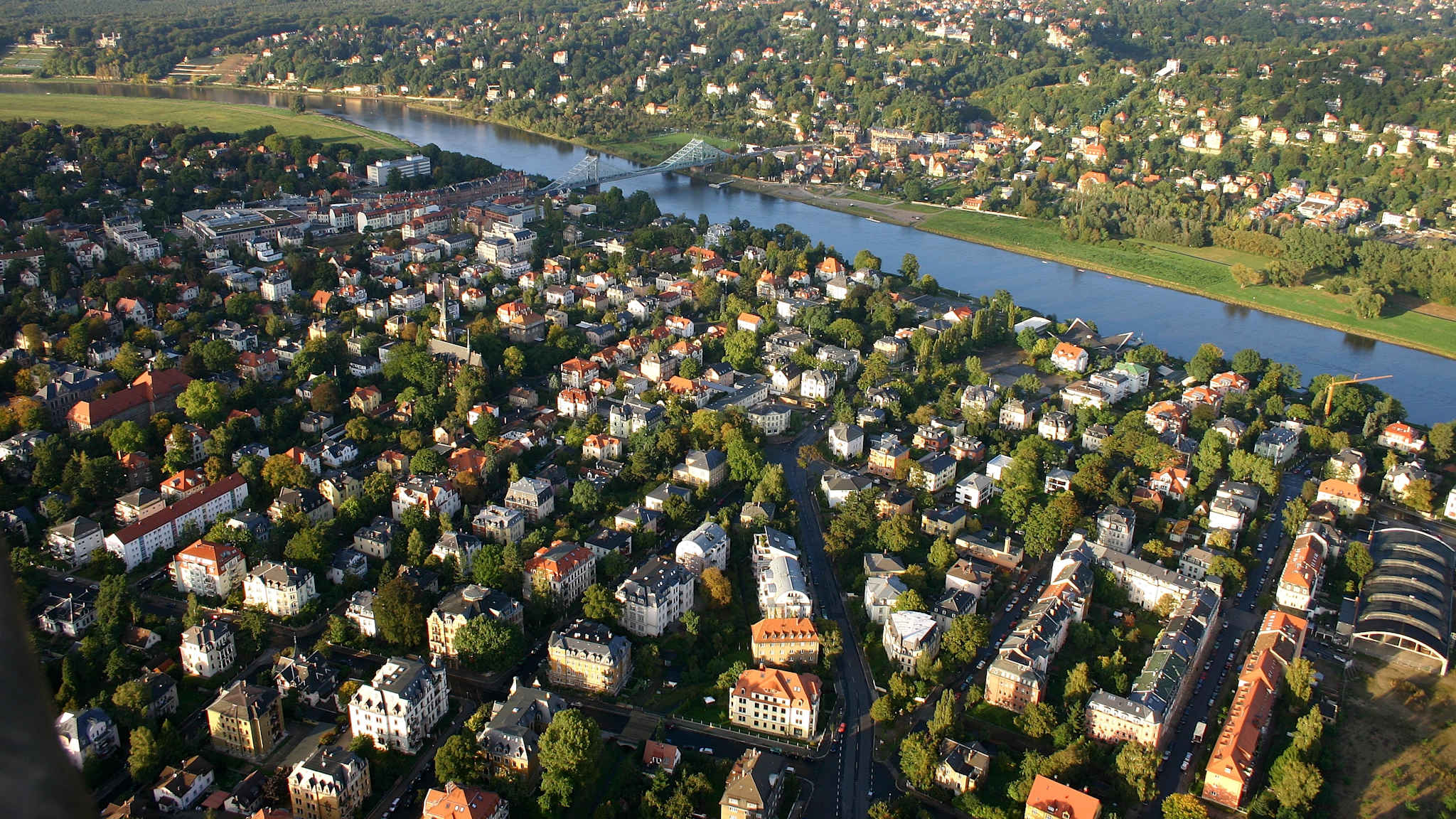 Luftblick über eine Stadt mit Fluss