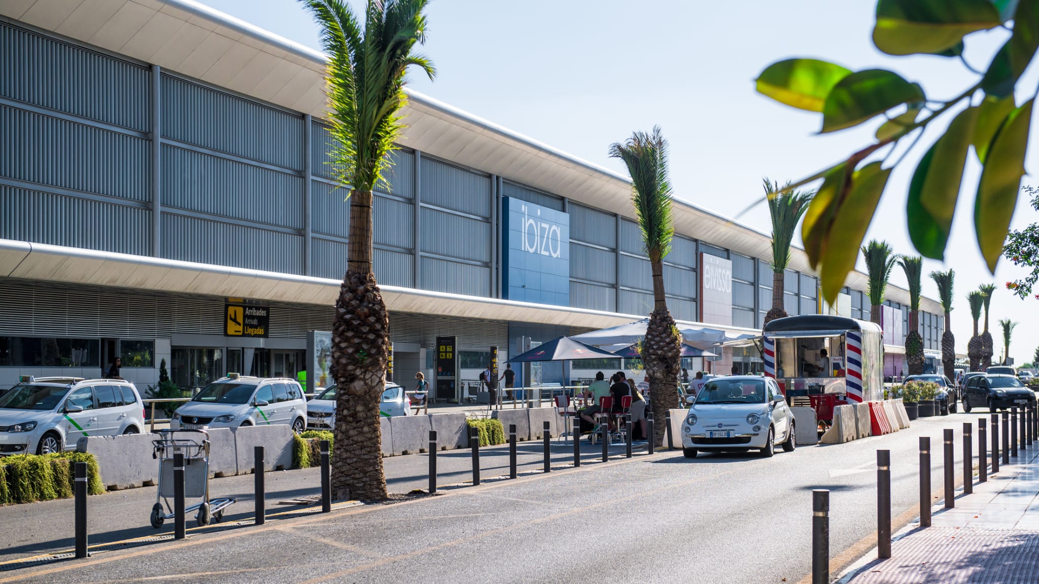 Taxis vor dem Flughafen auf Ibiza, Balearen, Spanien.