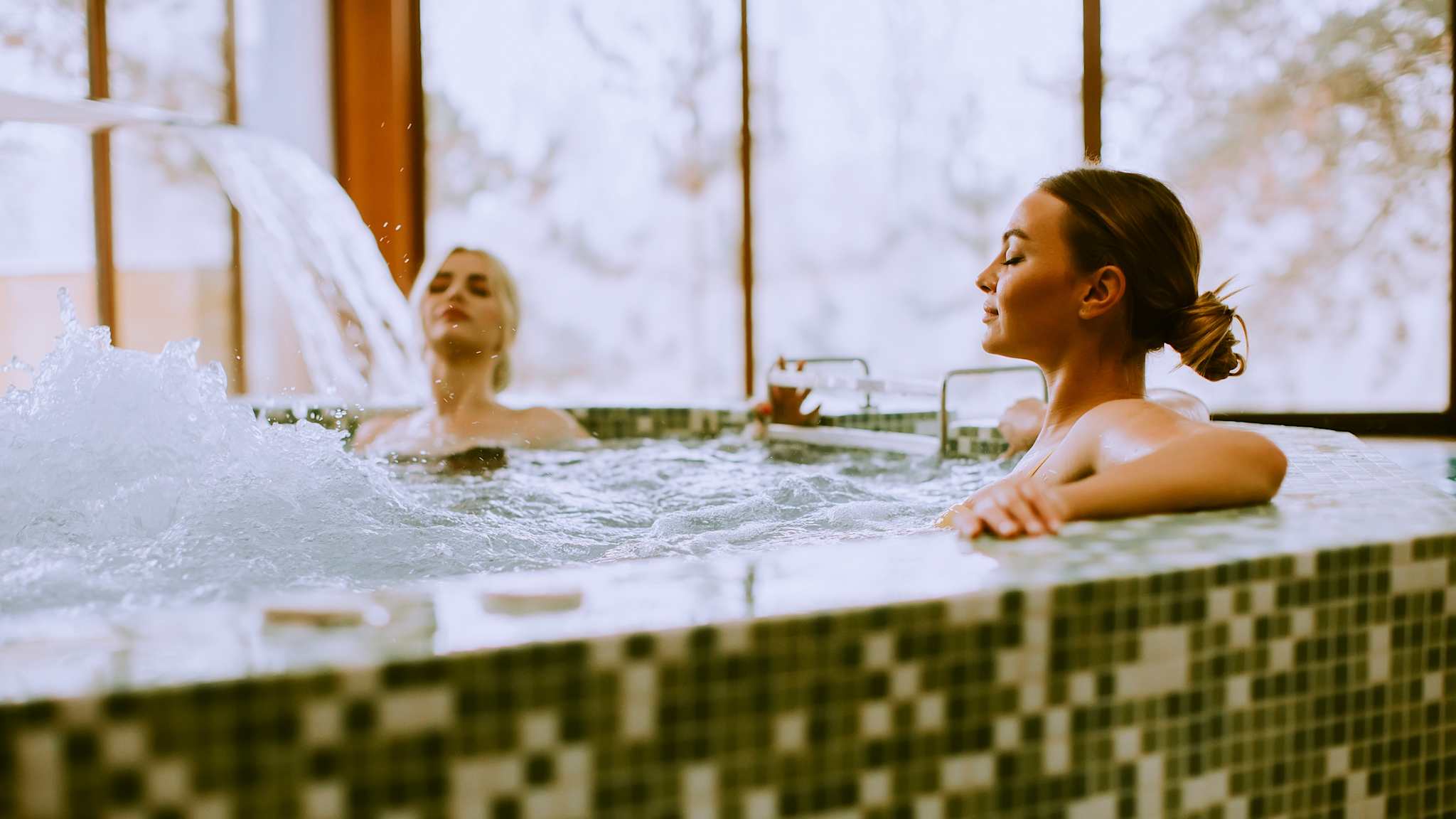 Zwei Frauen in einem Whirpool