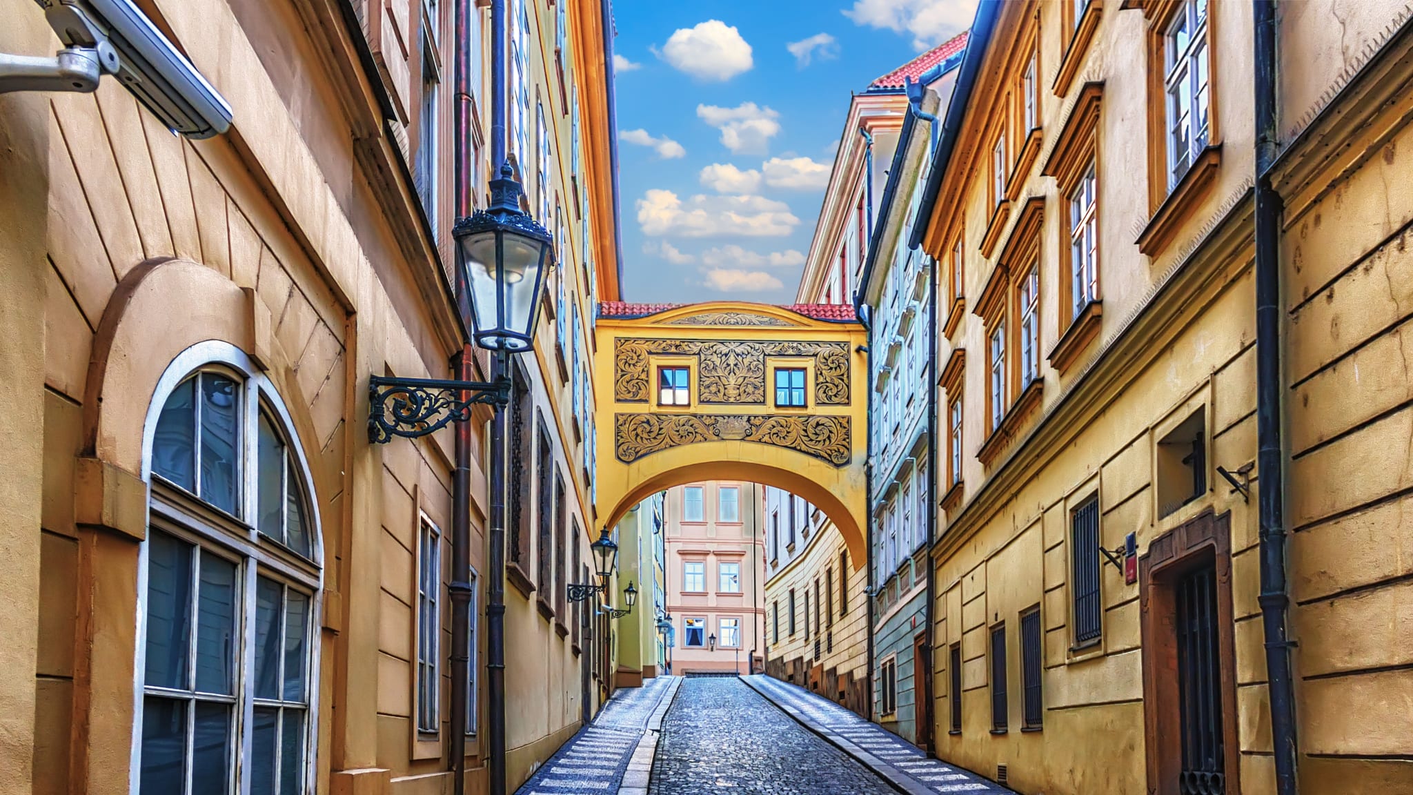 Eine mittelalterliche Gasse mit einer Brücke zwischen zwei Gebäuden