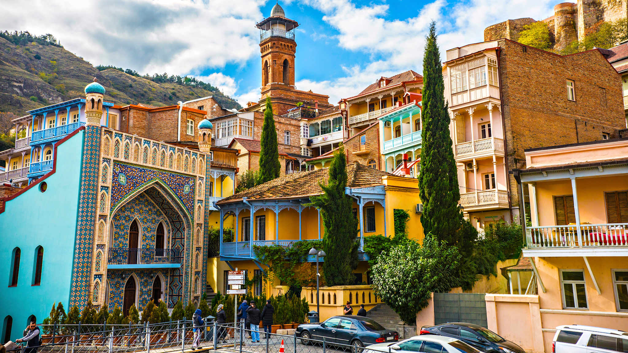 Häuser mit hölzernen Balkonen und Säulen.