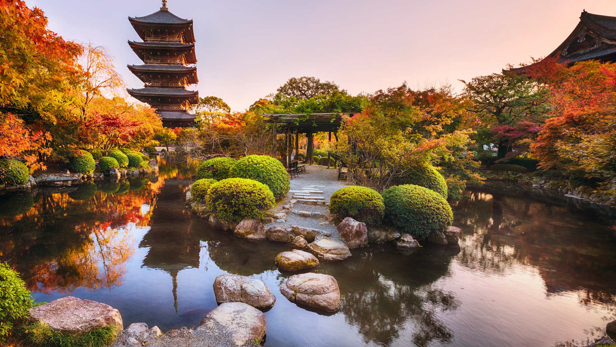 Ein japansicher Garten mit Pagode und Tempel.