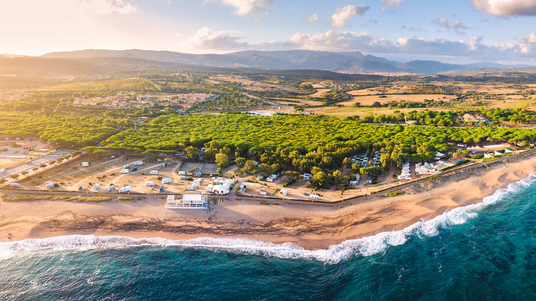 Tortuga Blu Camping Village in Aglientu, Sardinien, Italien © shutterstock_1672403851