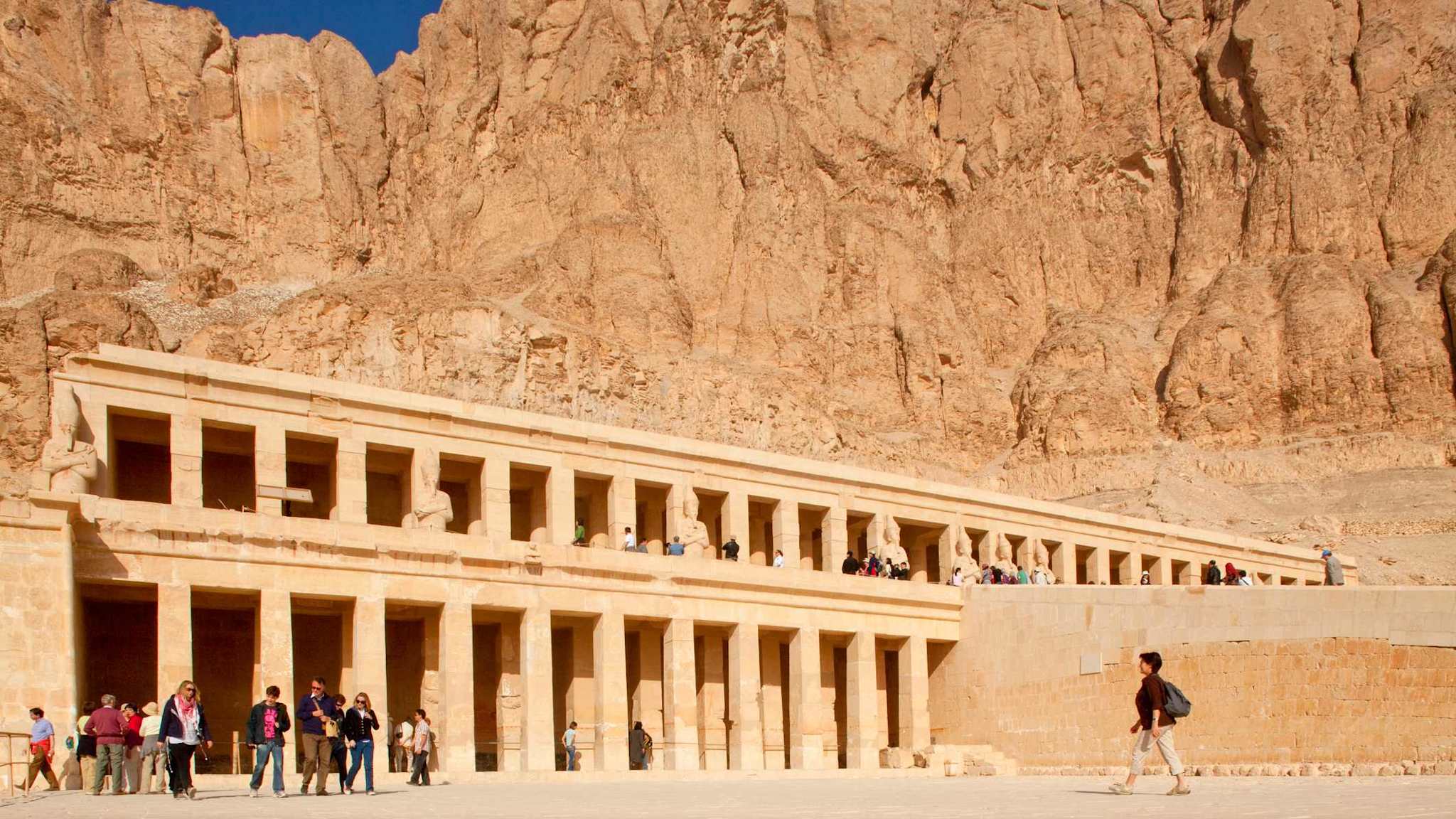 Touristen am Eingang des Hatshepsut Tempel in der Nähe von Luxor.