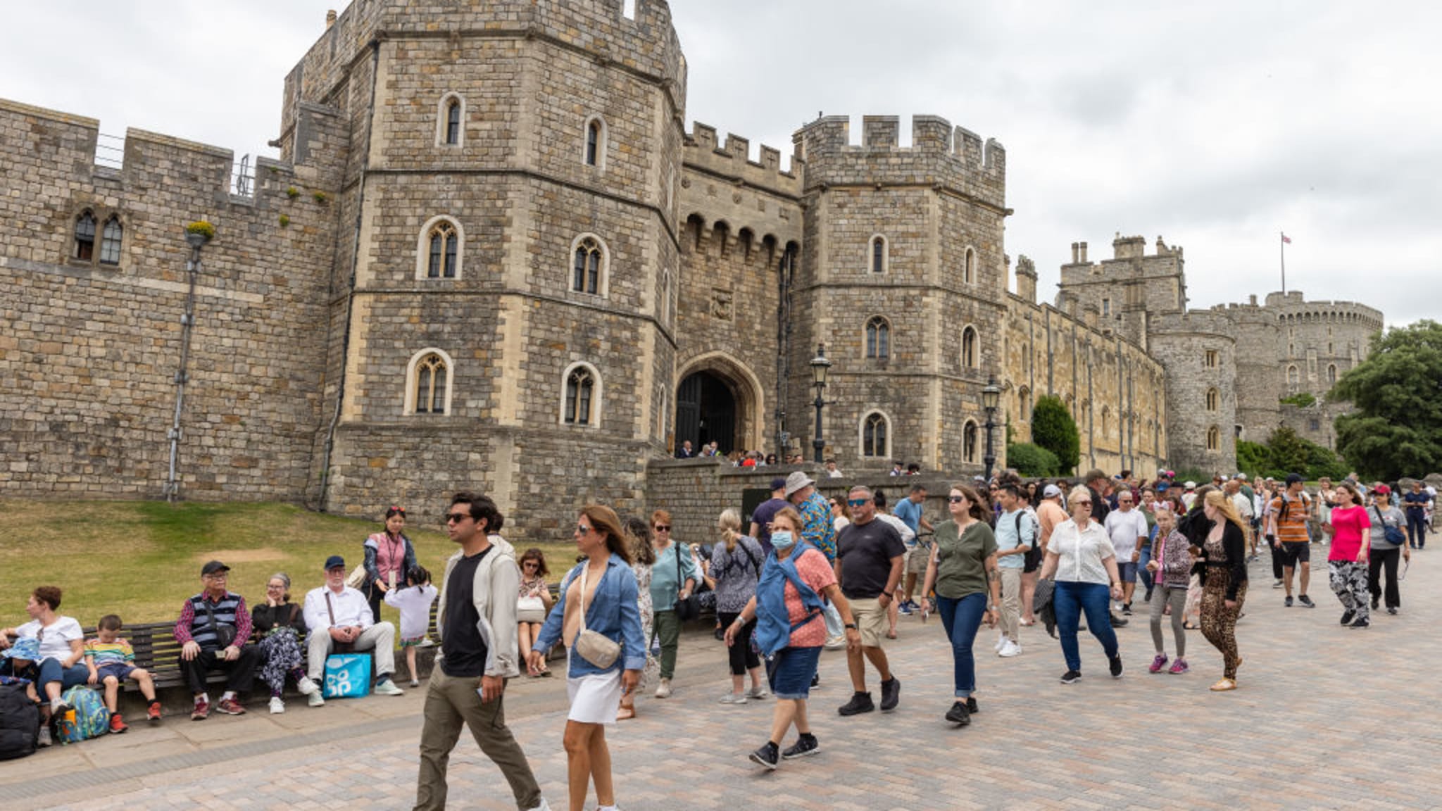 Touristenmassen am Schloss Windsor, Großbritannien.