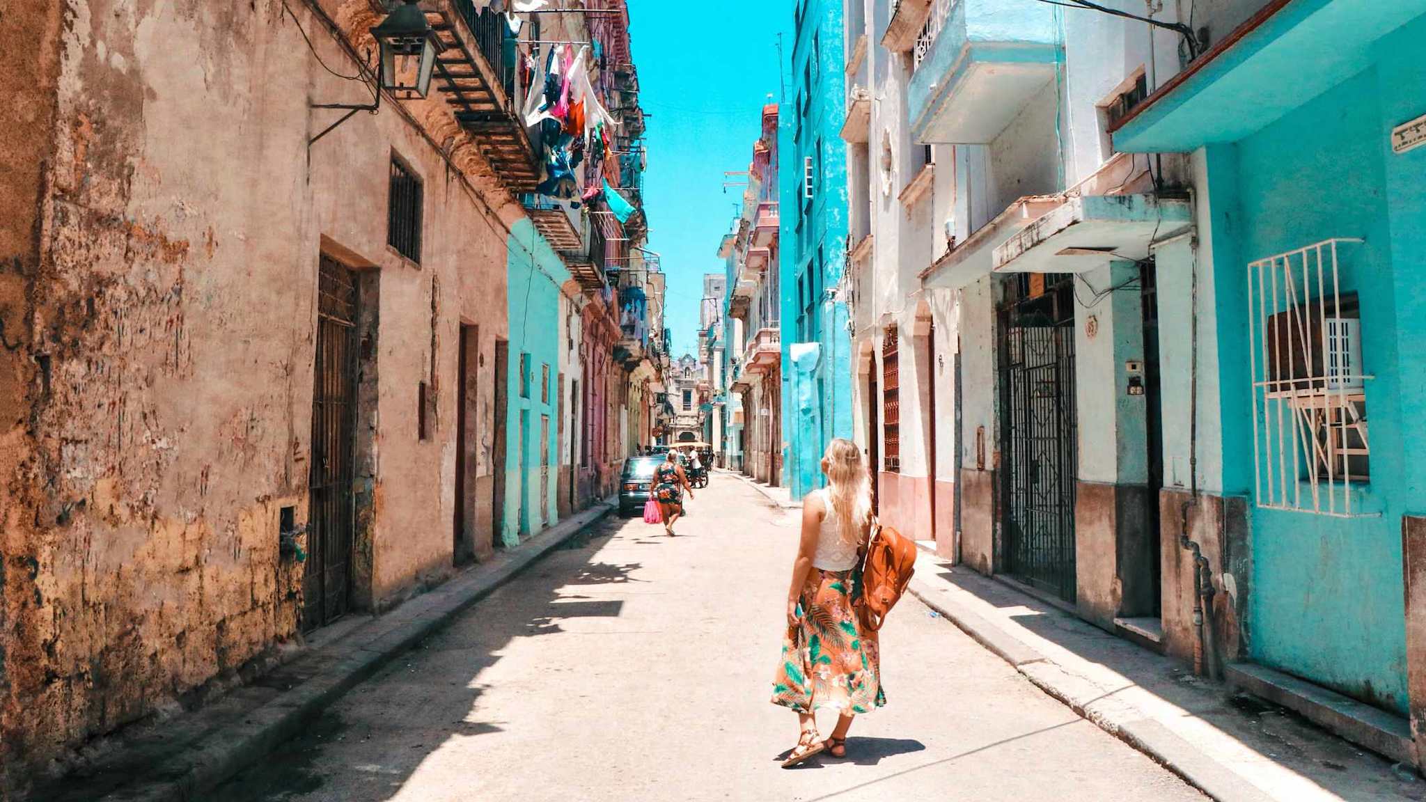 Eine Touristin spaziert durch die Altstadt von Havanna, Kuba.