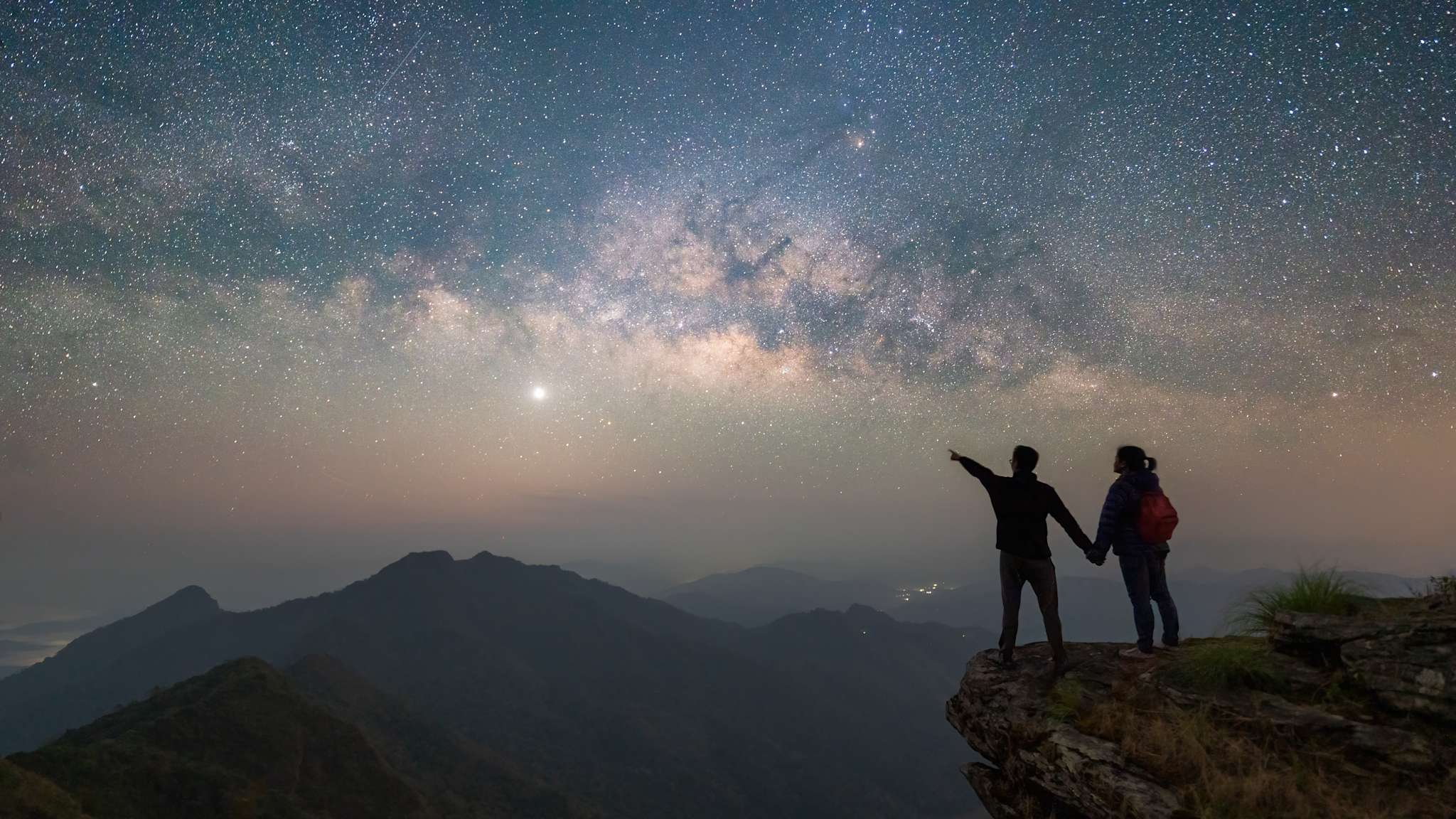 Ein Paar unter einem weitem Sternenhimmel